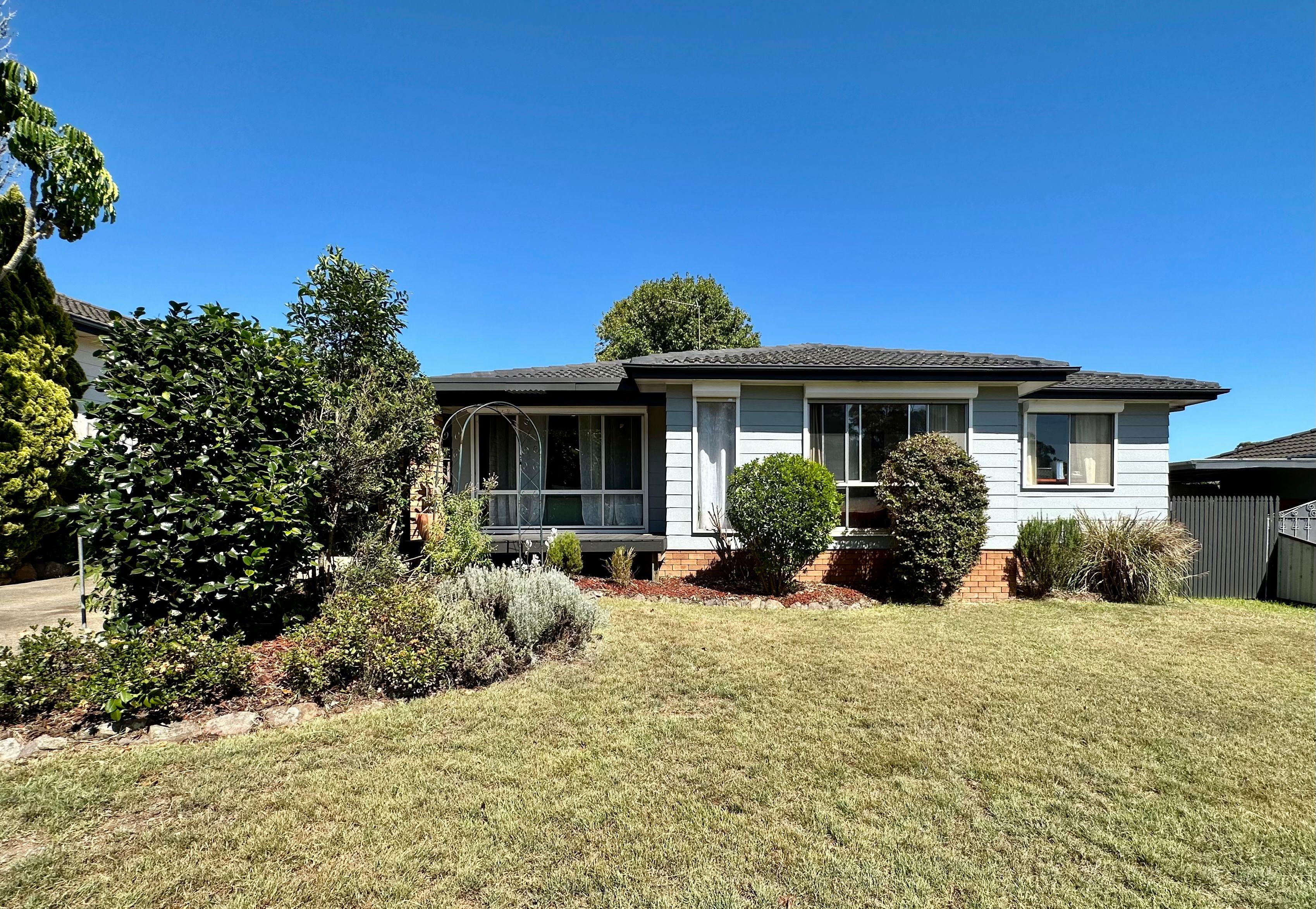 BEAUTIFUL LIGHT FILLED HOME! - 6 Months only