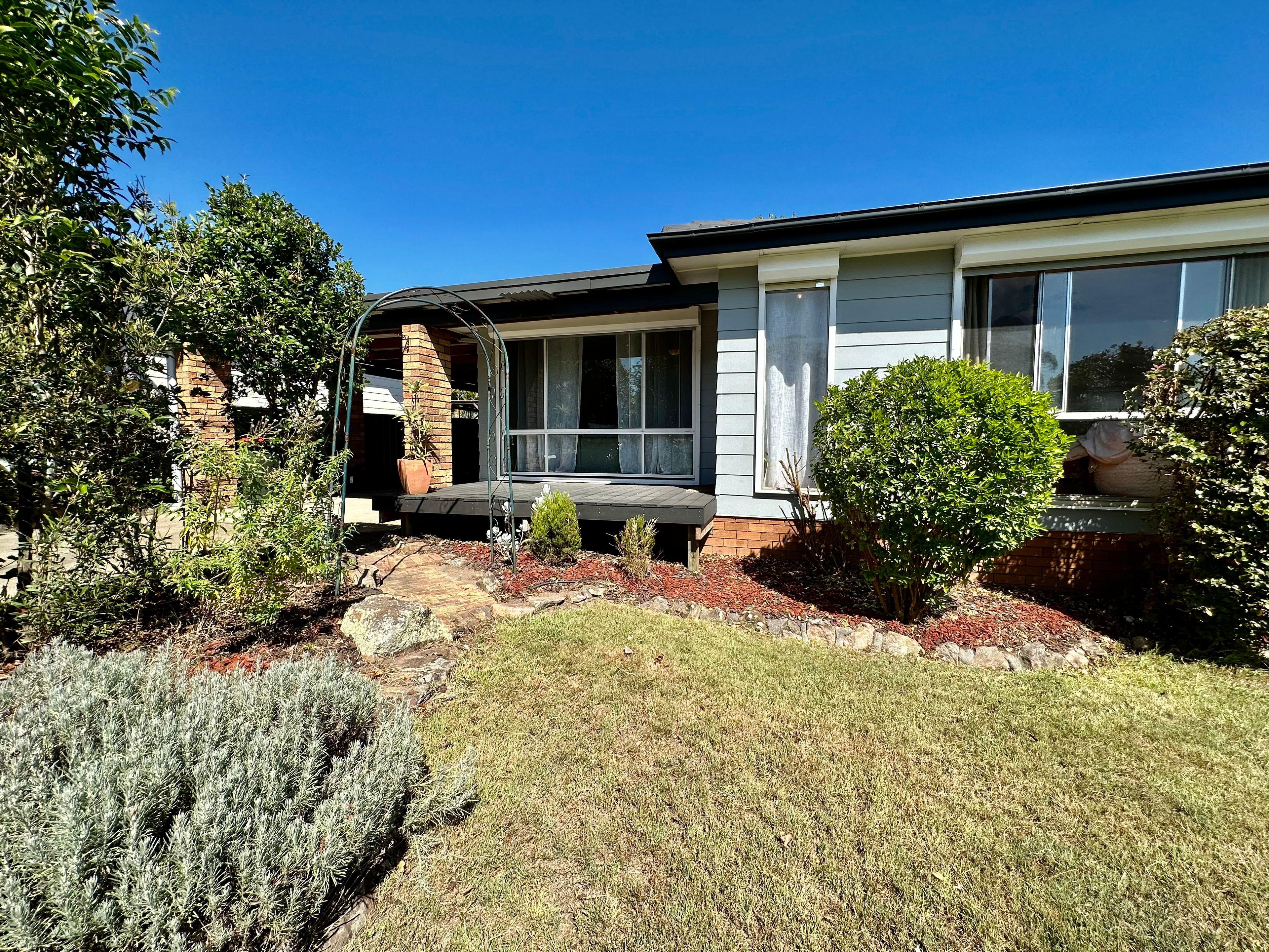 BEAUTIFUL LIGHT FILLED HOME! - 6 Months only