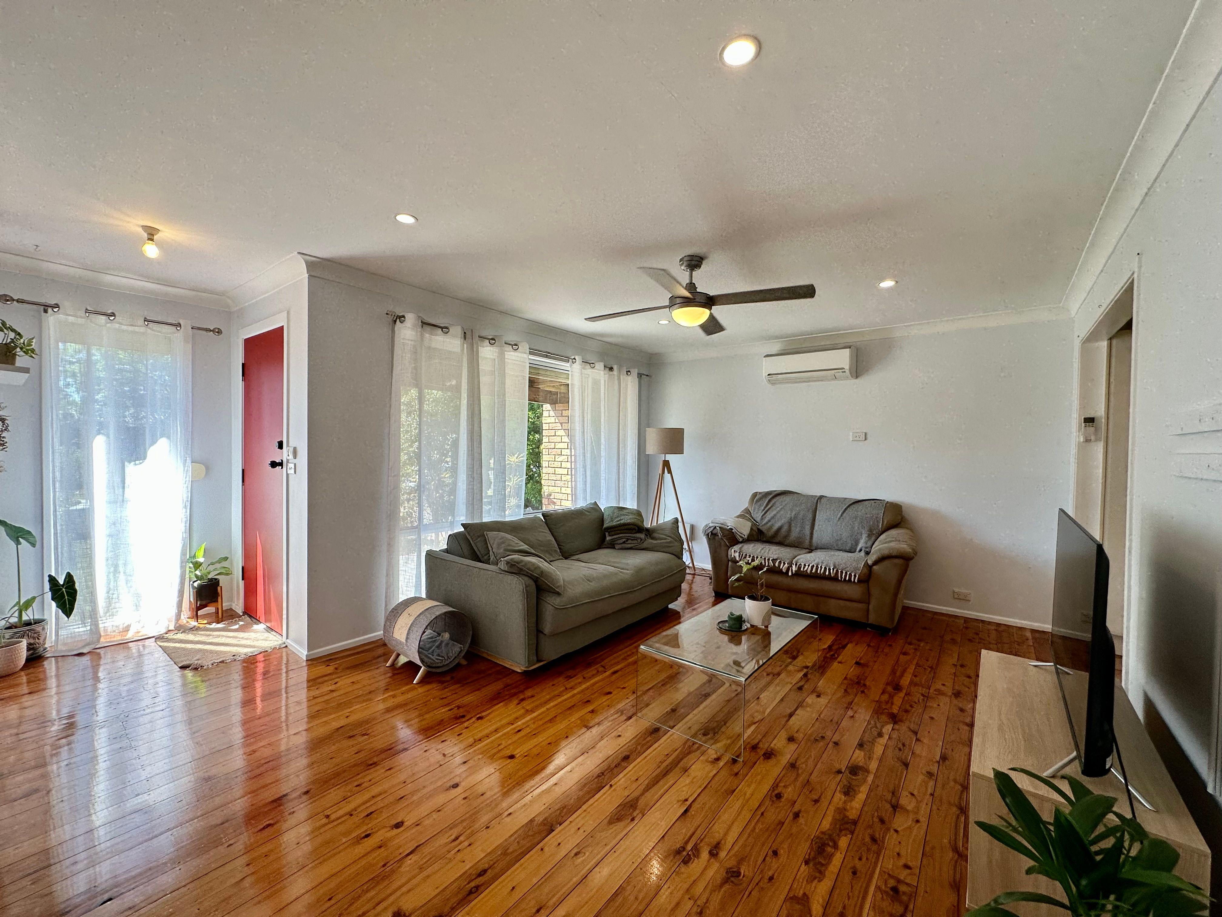 BEAUTIFUL LIGHT FILLED HOME! - 6 Months only