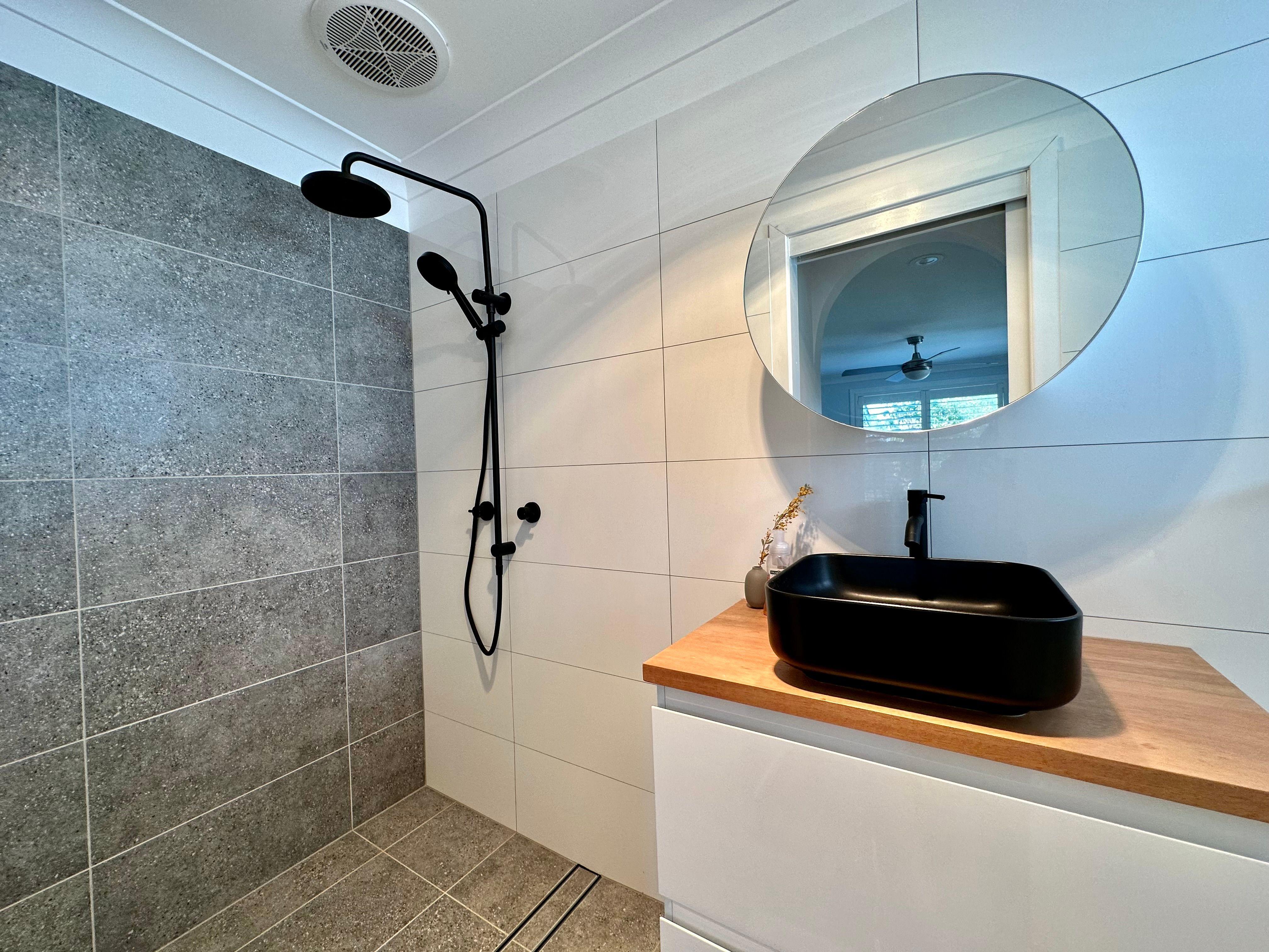 BEAUTIFUL LIGHT FILLED HOME! - 6 Months only