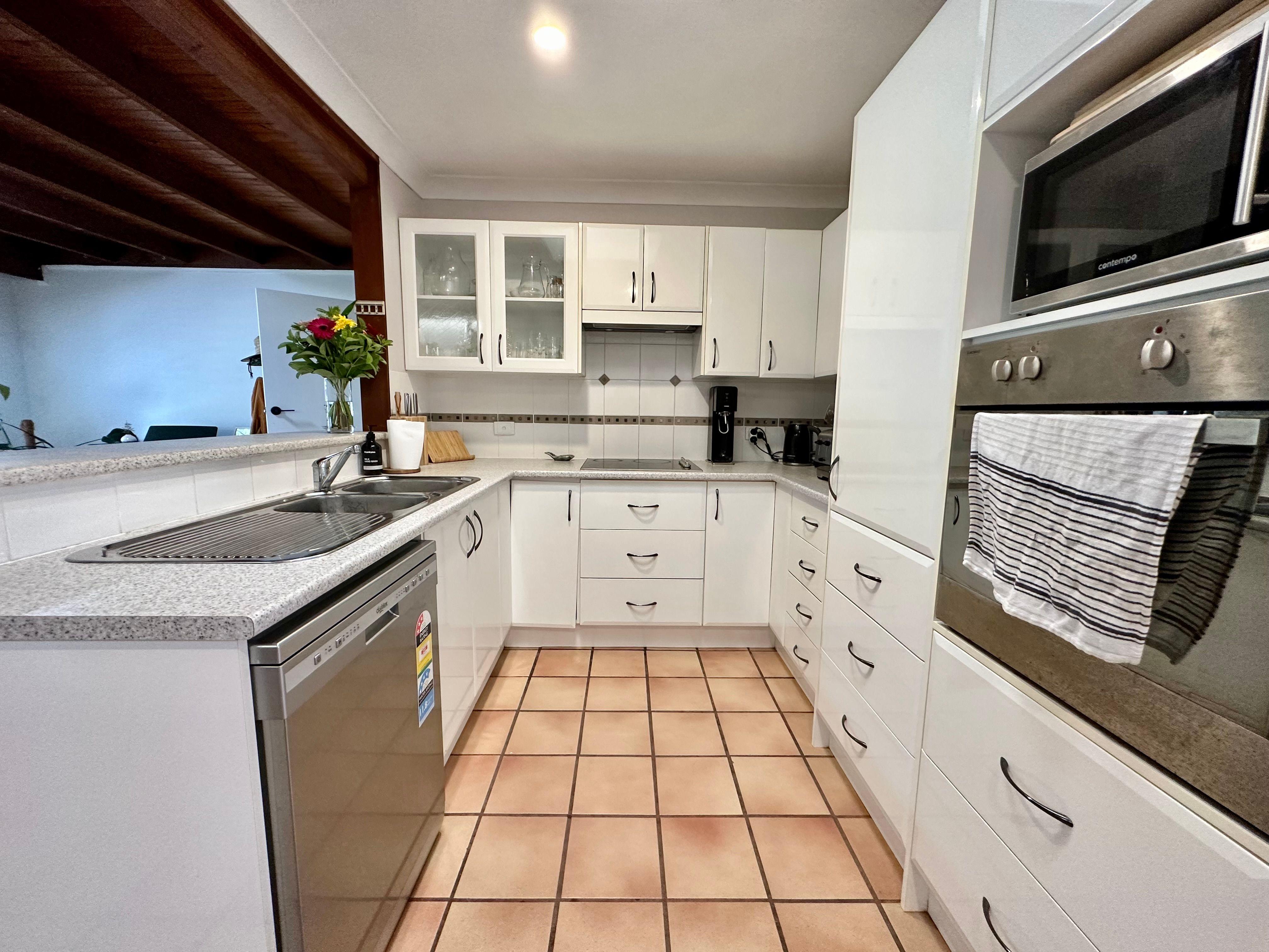 BEAUTIFUL LIGHT FILLED HOME! - 6 Months only