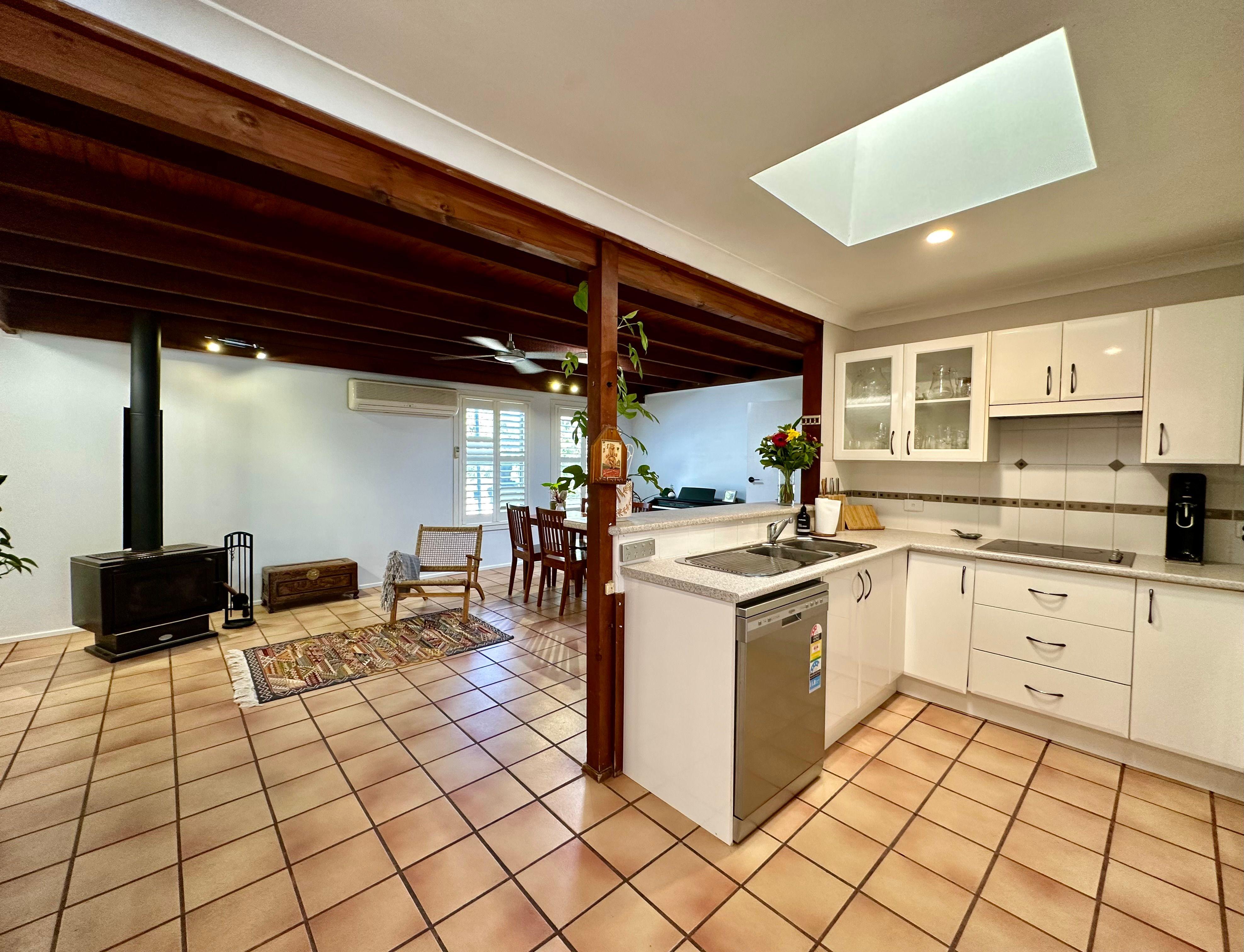 BEAUTIFUL LIGHT FILLED HOME! - 6 Months only