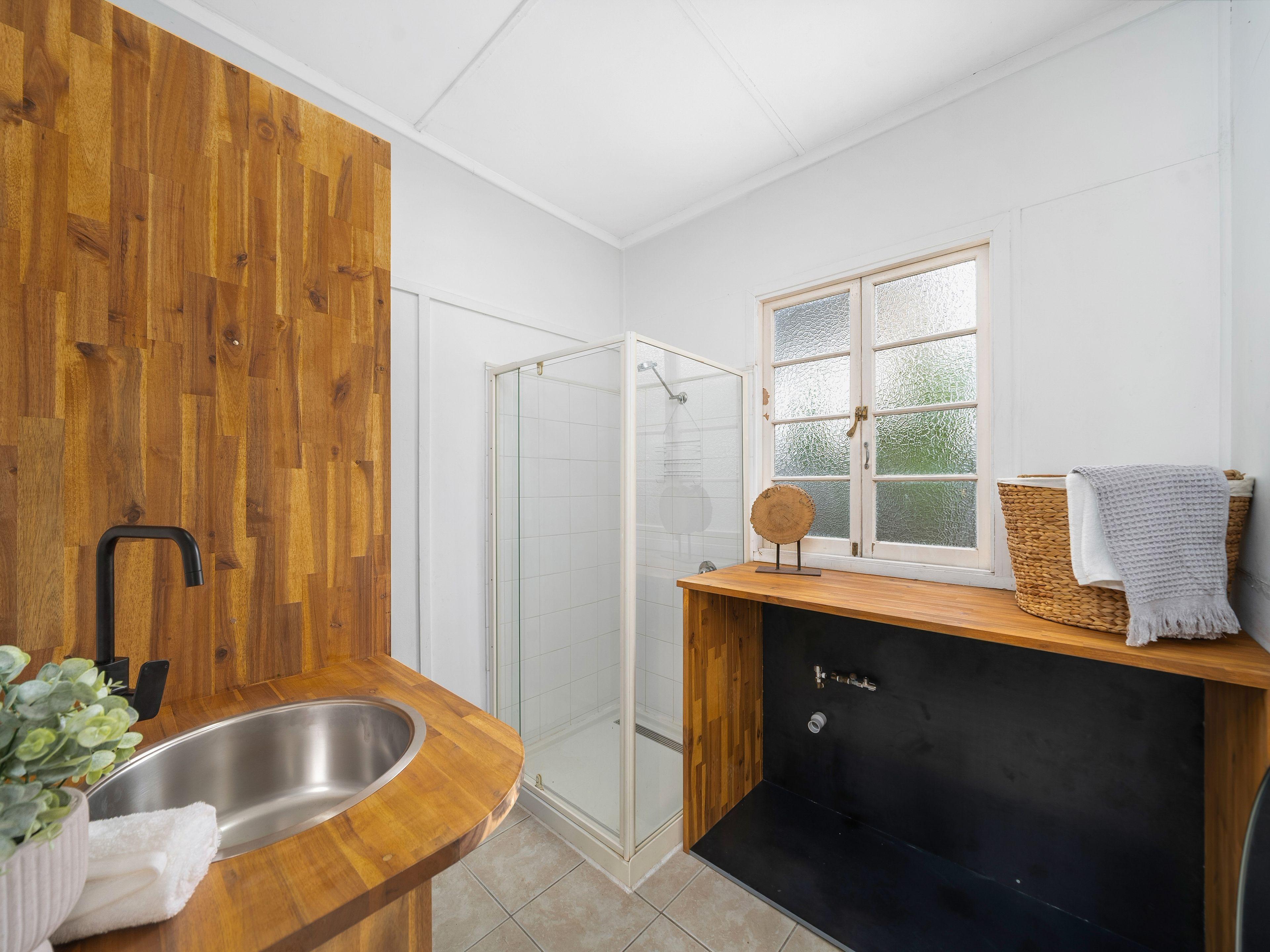 Charming 3-Bedroom Cottage with Modern Designer Kitchen, Air Conditioning, and More!