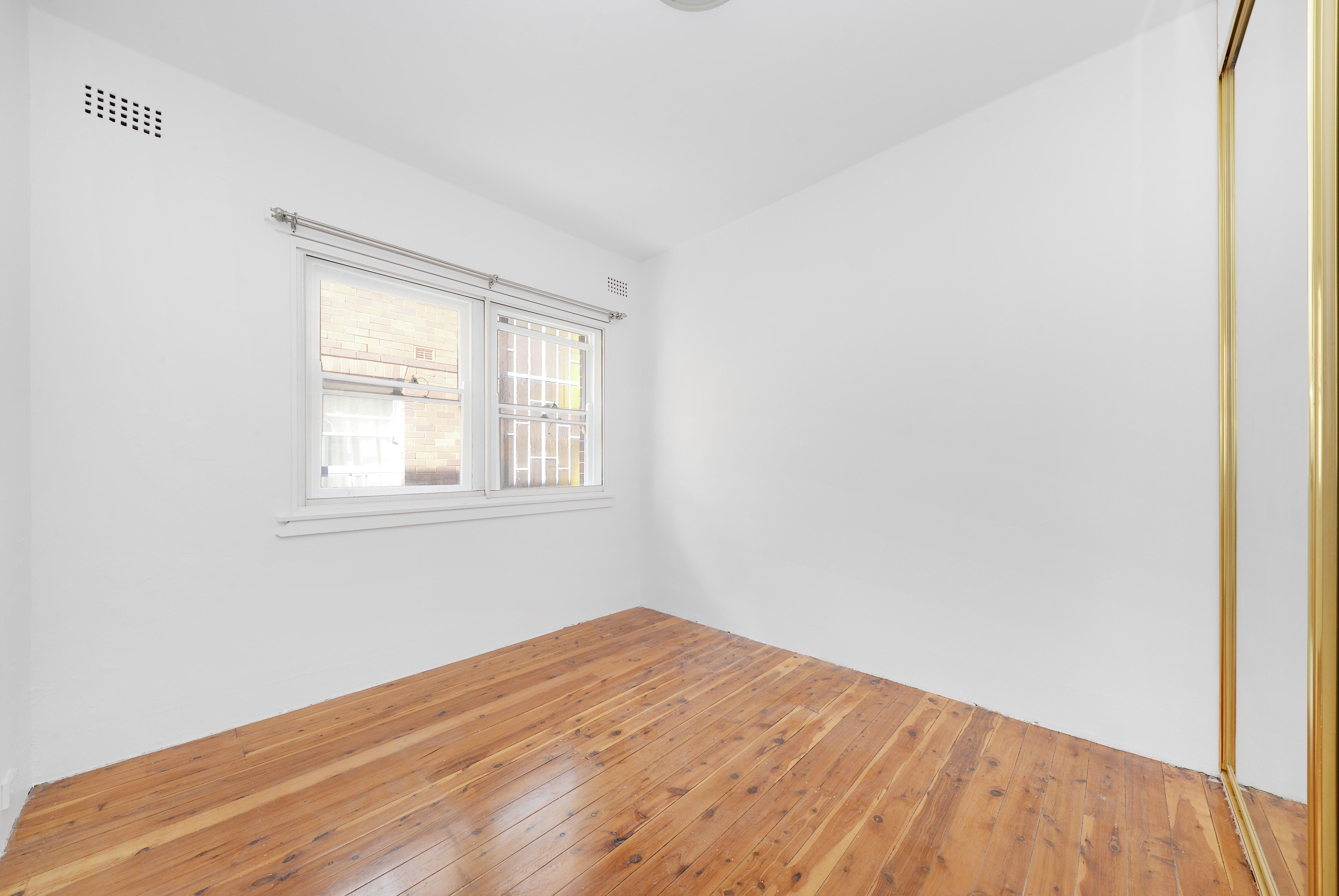 LIGHT-FILLED ONE BEDROOM APARTMENT - WALKING DISTANCE FROM RUSHCUTTERS BAY