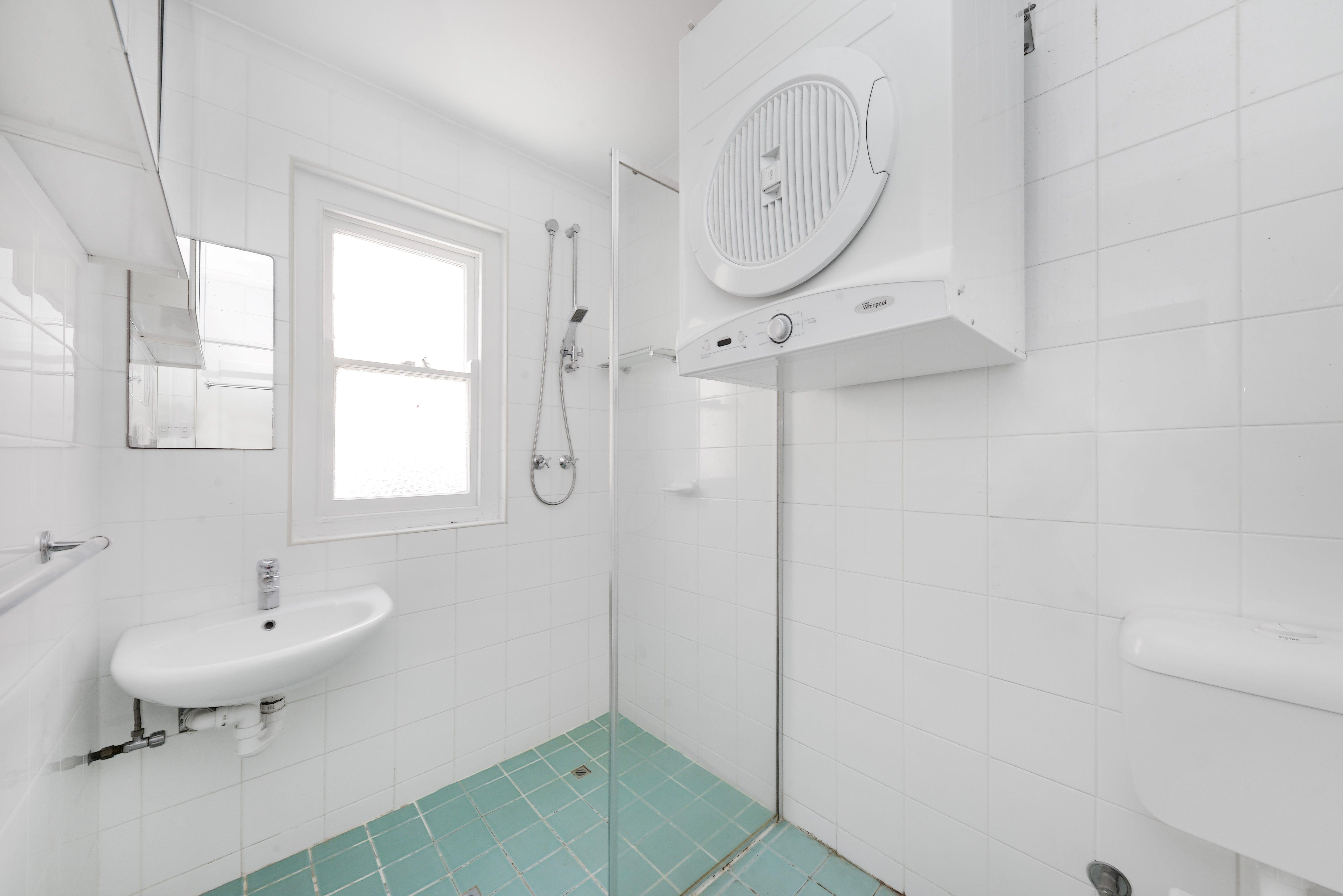 LIGHT-FILLED ONE BEDROOM APARTMENT - WALKING DISTANCE FROM RUSHCUTTERS BAY