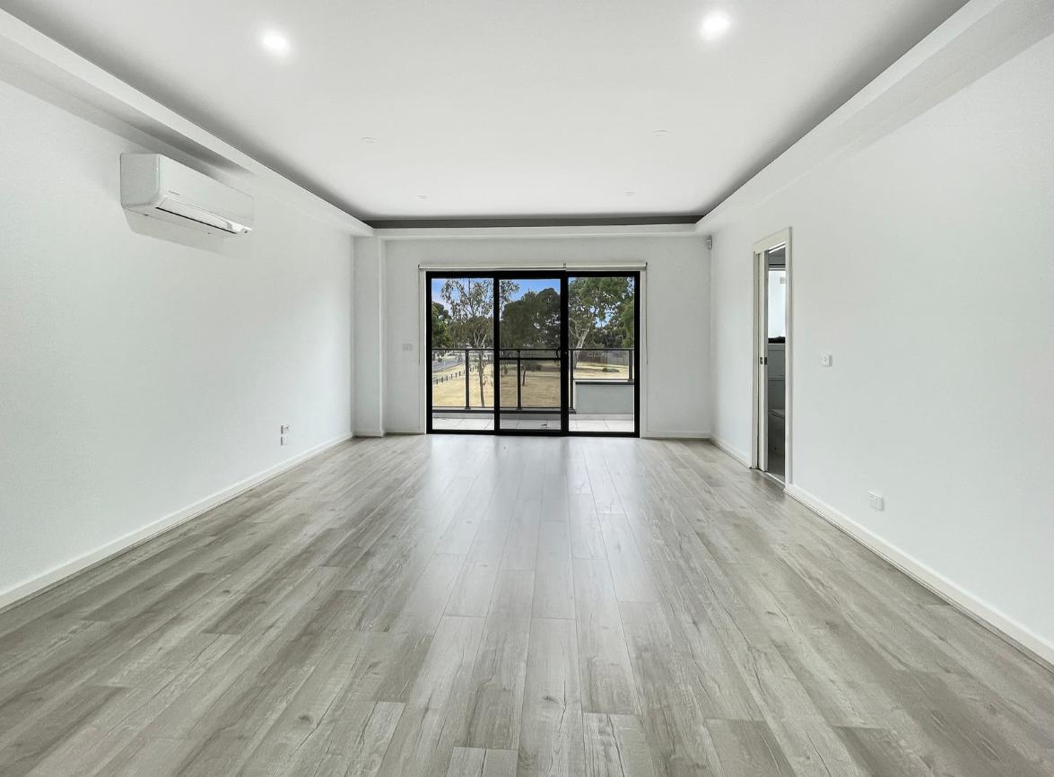 Stylish Two-Bedroom Townhouse with Balcony