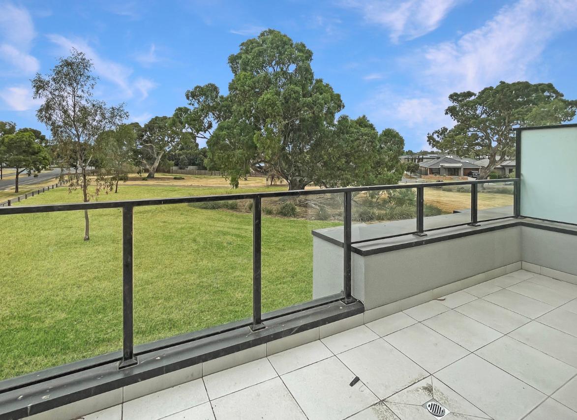 Stylish Two-Bedroom Townhouse with Balcony