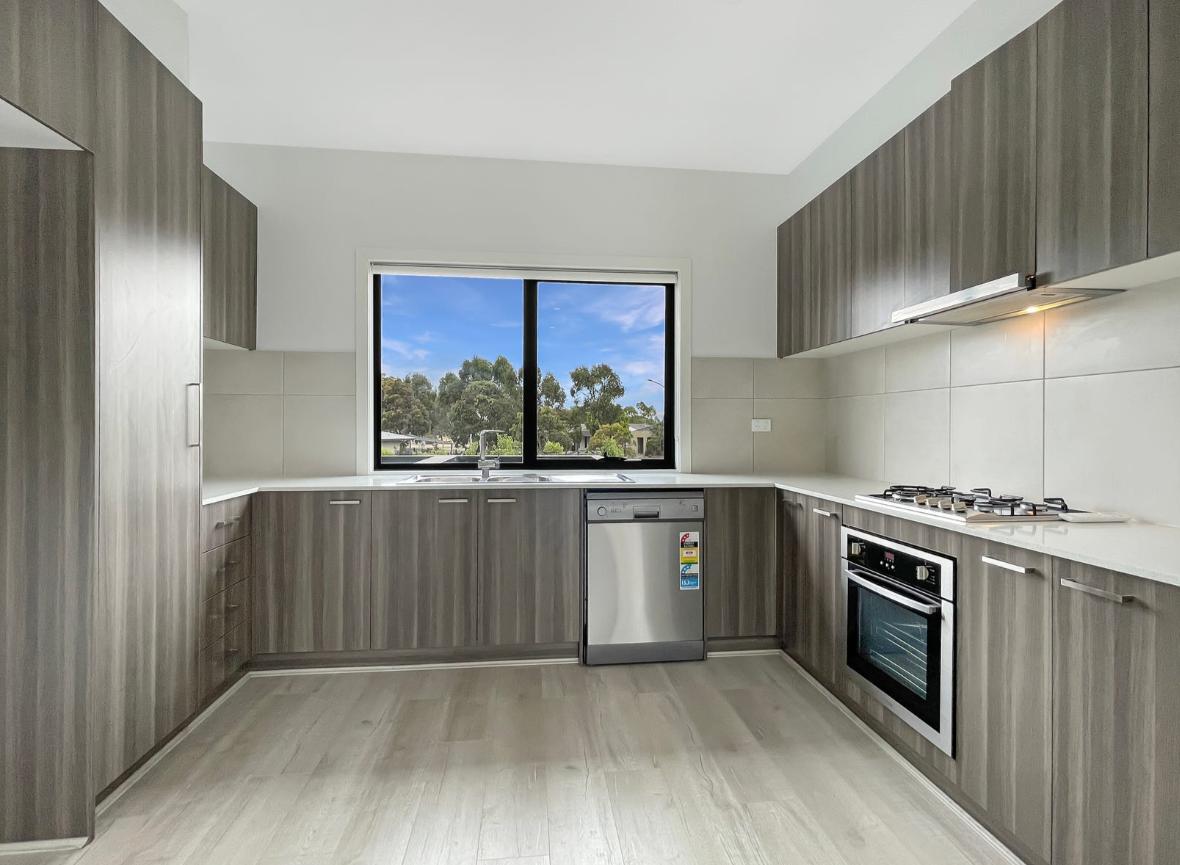 Stylish Two-Bedroom Townhouse with Balcony