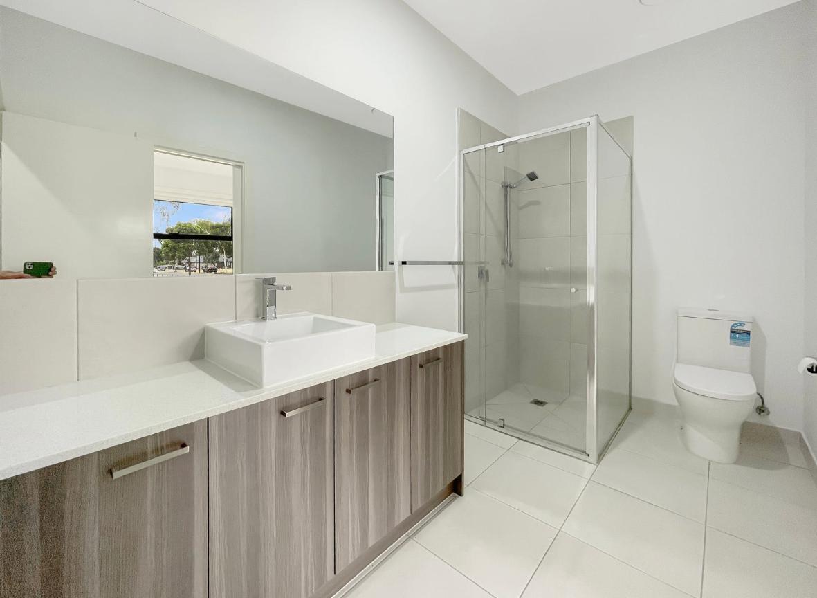 Stylish Two-Bedroom Townhouse with Balcony