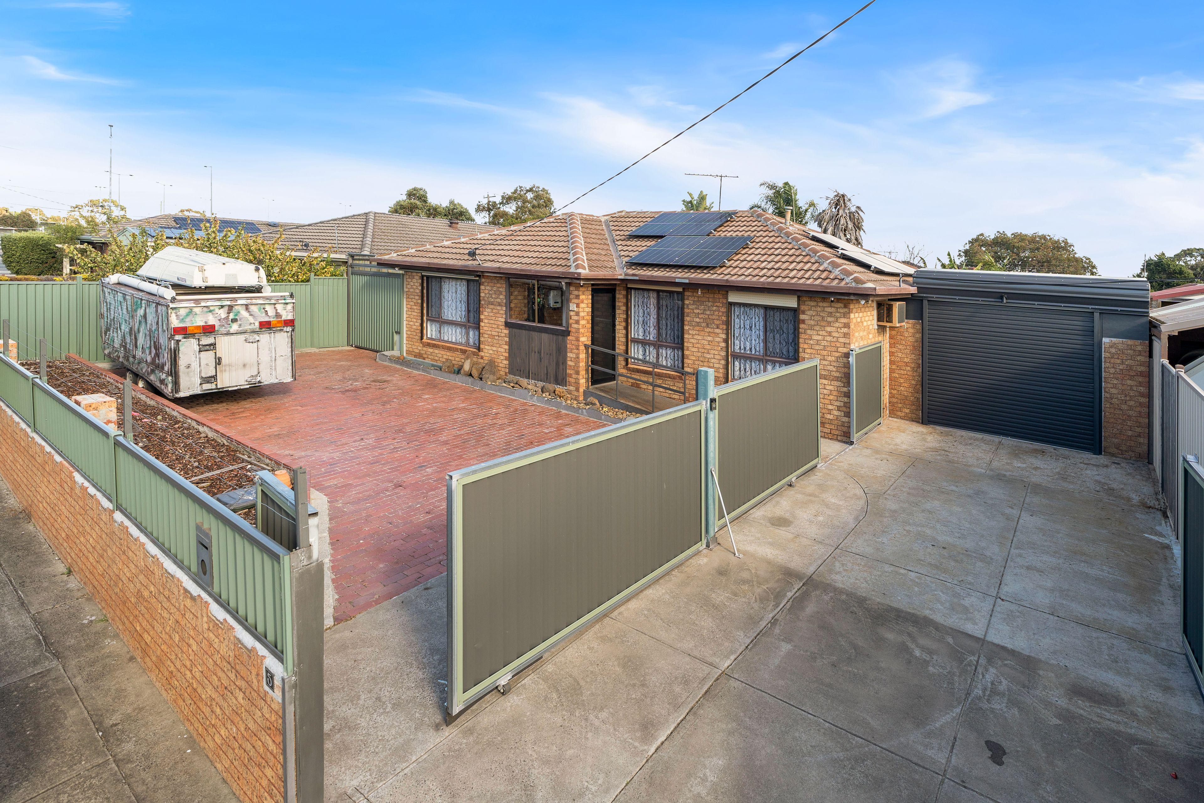 Prop-GPT: House: VIC Meadow Heights, VIC 3048 Home For Rent