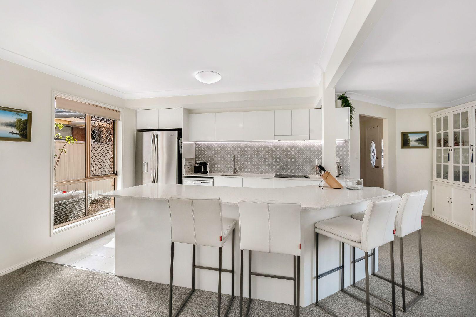 Prop-GPT: DuplexSemi-detached: QLD Paradise Point, QLD 4216 Home For Rent