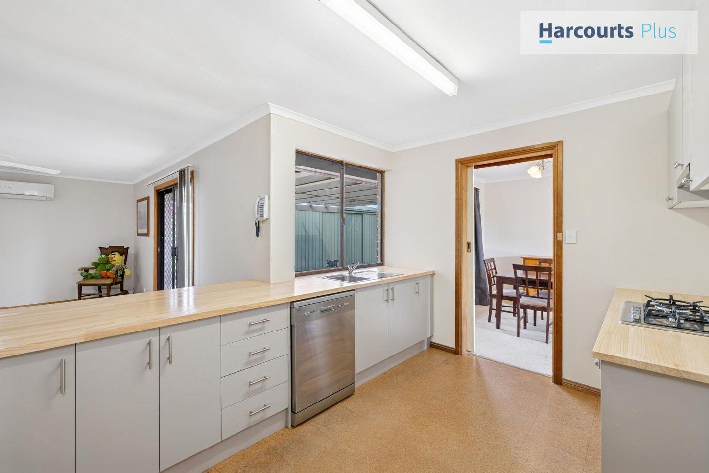 32 Capella Drive, HALLETT COVE, SA 5158 - House for Rent - harcourts.net