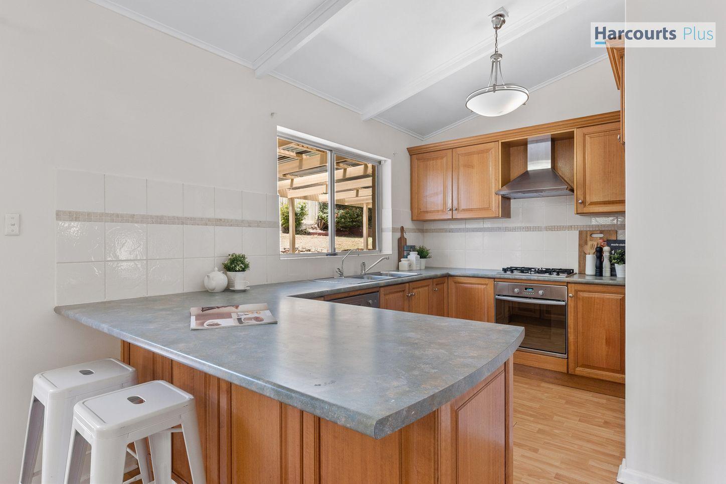 32 Shamrock Road, HALLETT COVE, SA 5158 - House for Rent - harcourts.net