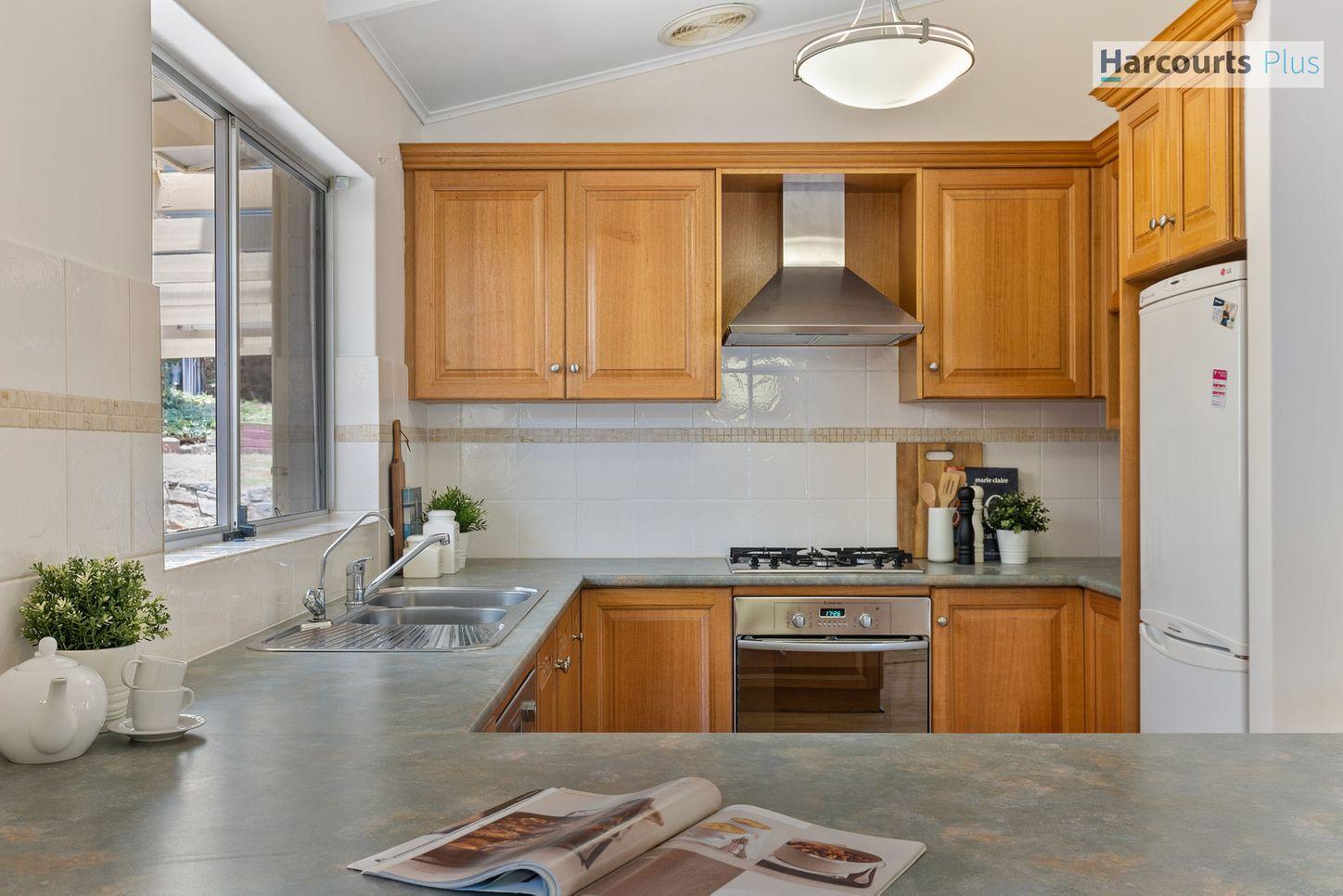 32 Shamrock Road, HALLETT COVE, SA 5158 - House for Rent - harcourts.net