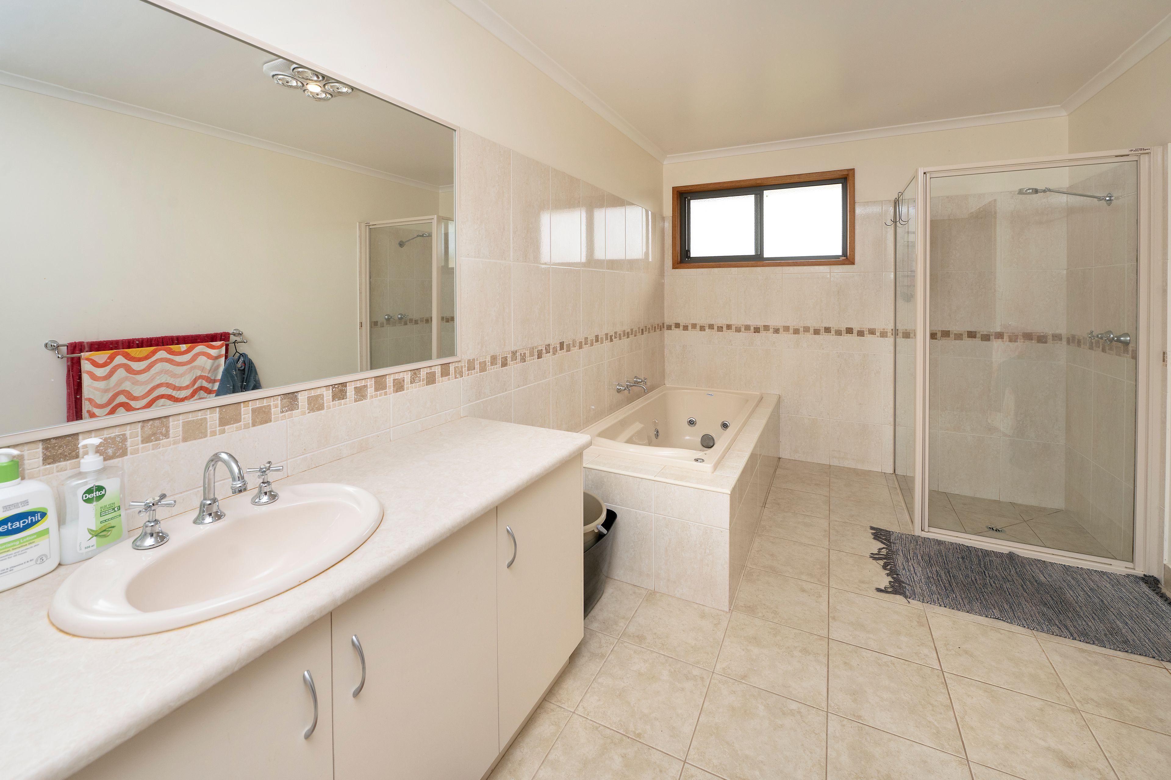 Lifestyle Property on 18 Acres in the Heart of Woorinen's Fruit Growing Region