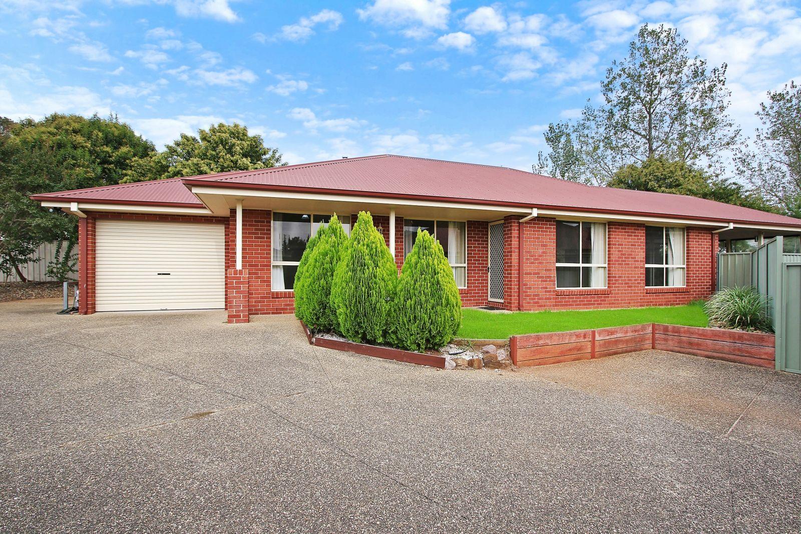 Prop-GPT: Townhouse: NSW Lavington, NSW 2641 Home For Rent