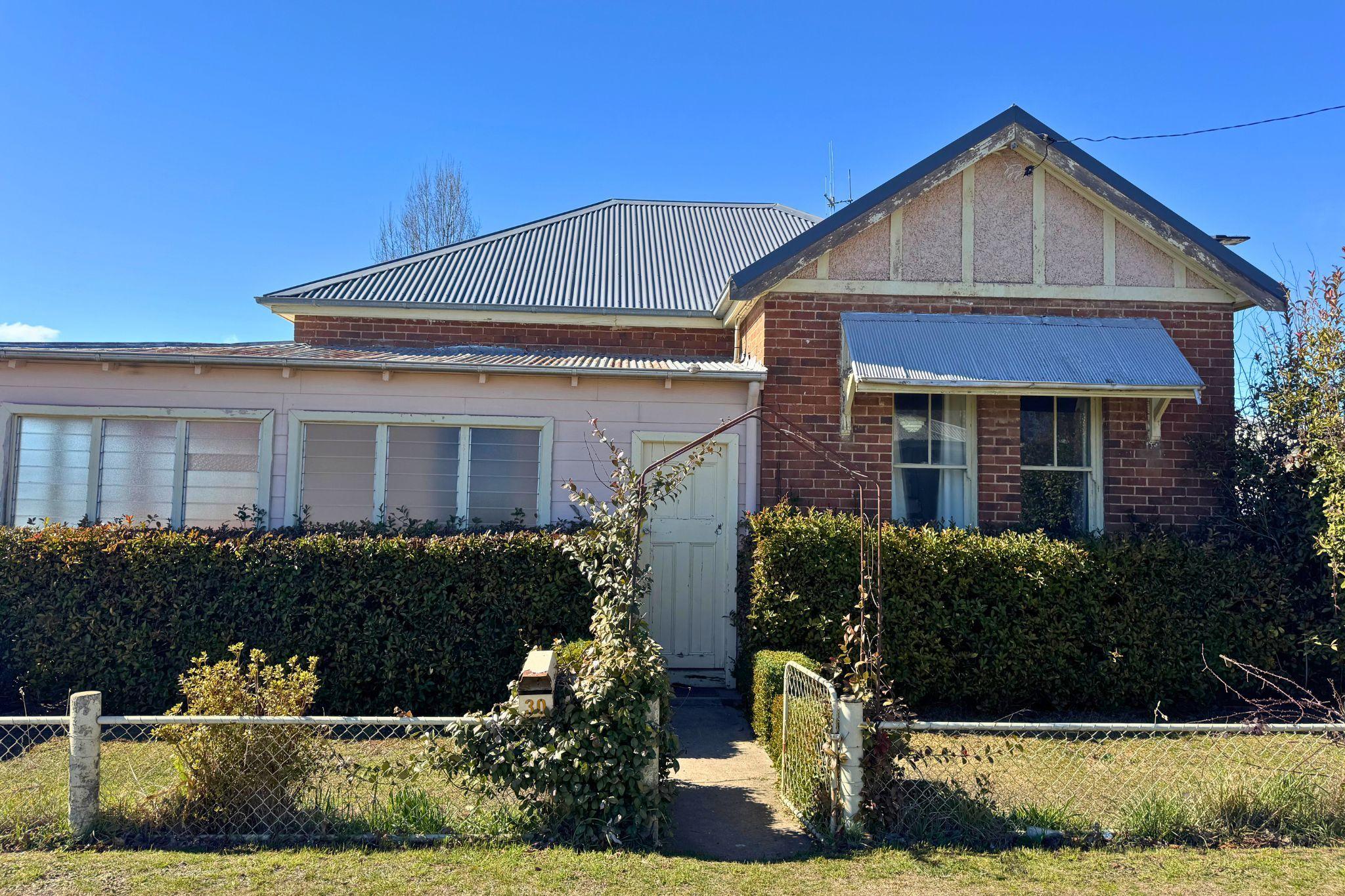 Prop-GPT: House: NSW Blayney, NSW 2799 Home For Rent