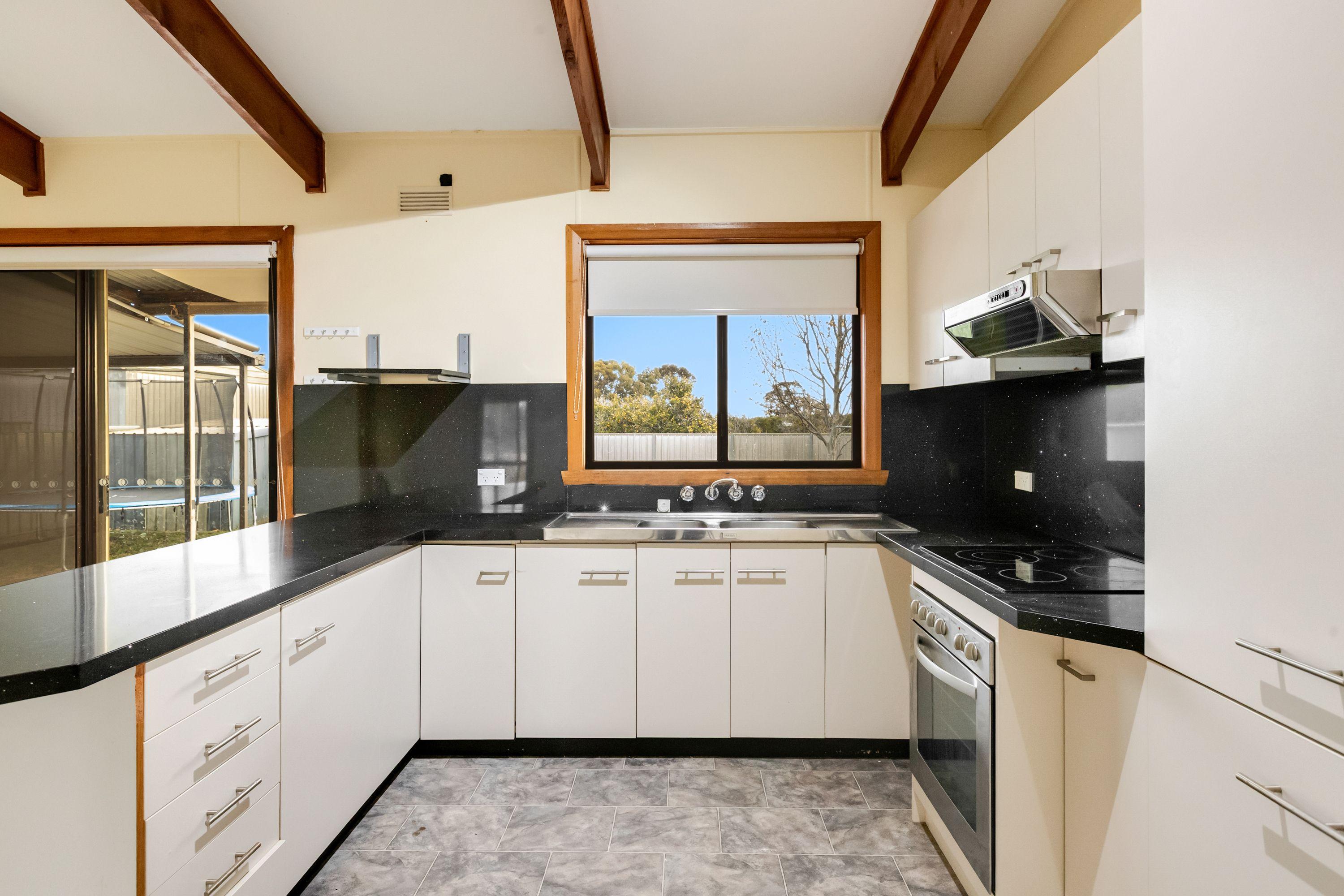 RURAL FAMILY HOME CLOSE TO RIVER