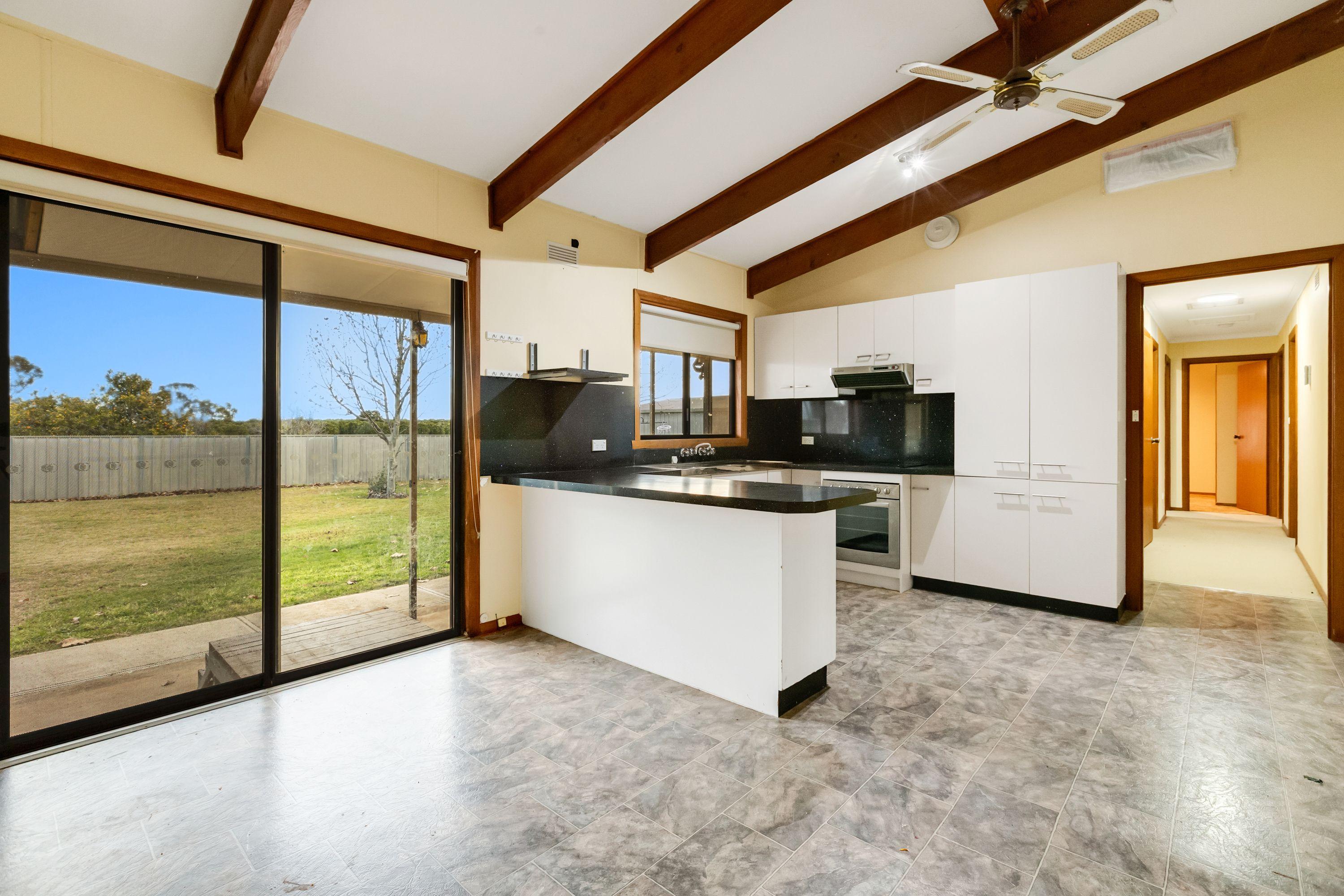 RURAL FAMILY HOME CLOSE TO RIVER