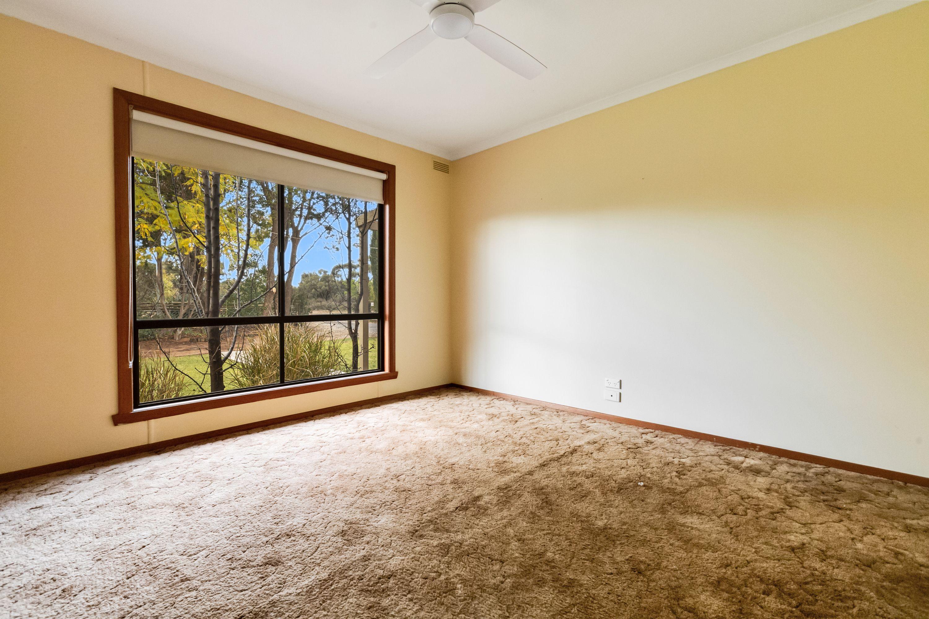 RURAL FAMILY HOME CLOSE TO RIVER