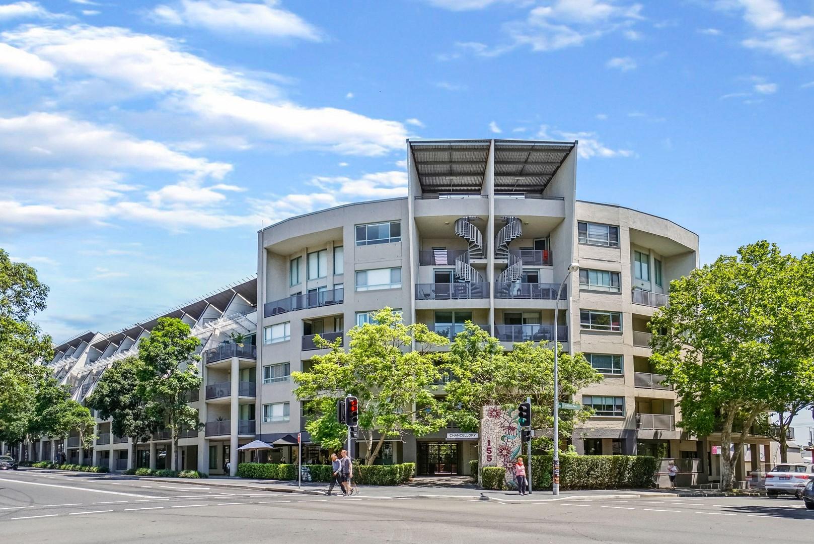 Freshly Painted Newtown Studio Living with Pool, Gym & Secure Parking