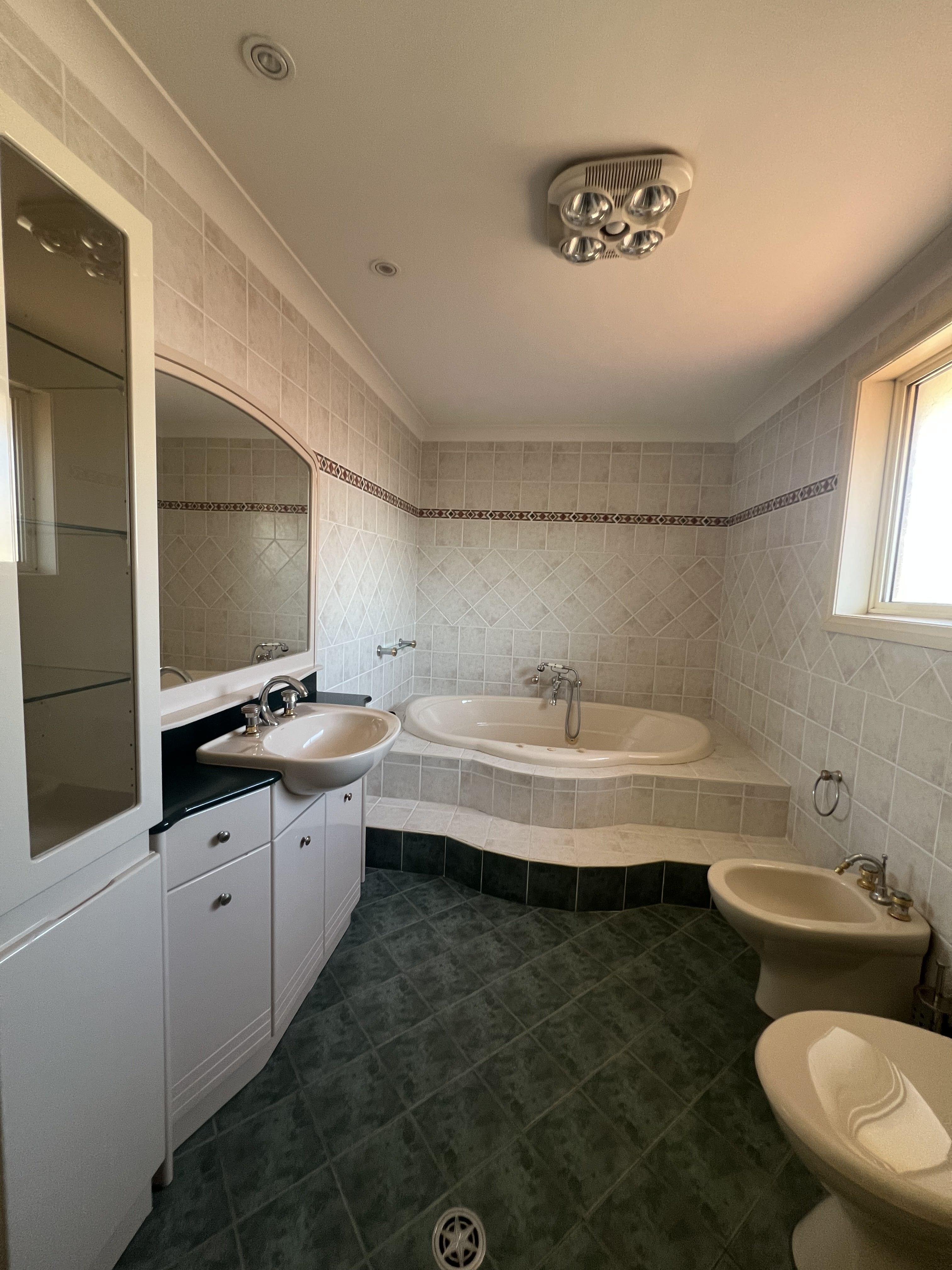 Spacious Family Home with Pool