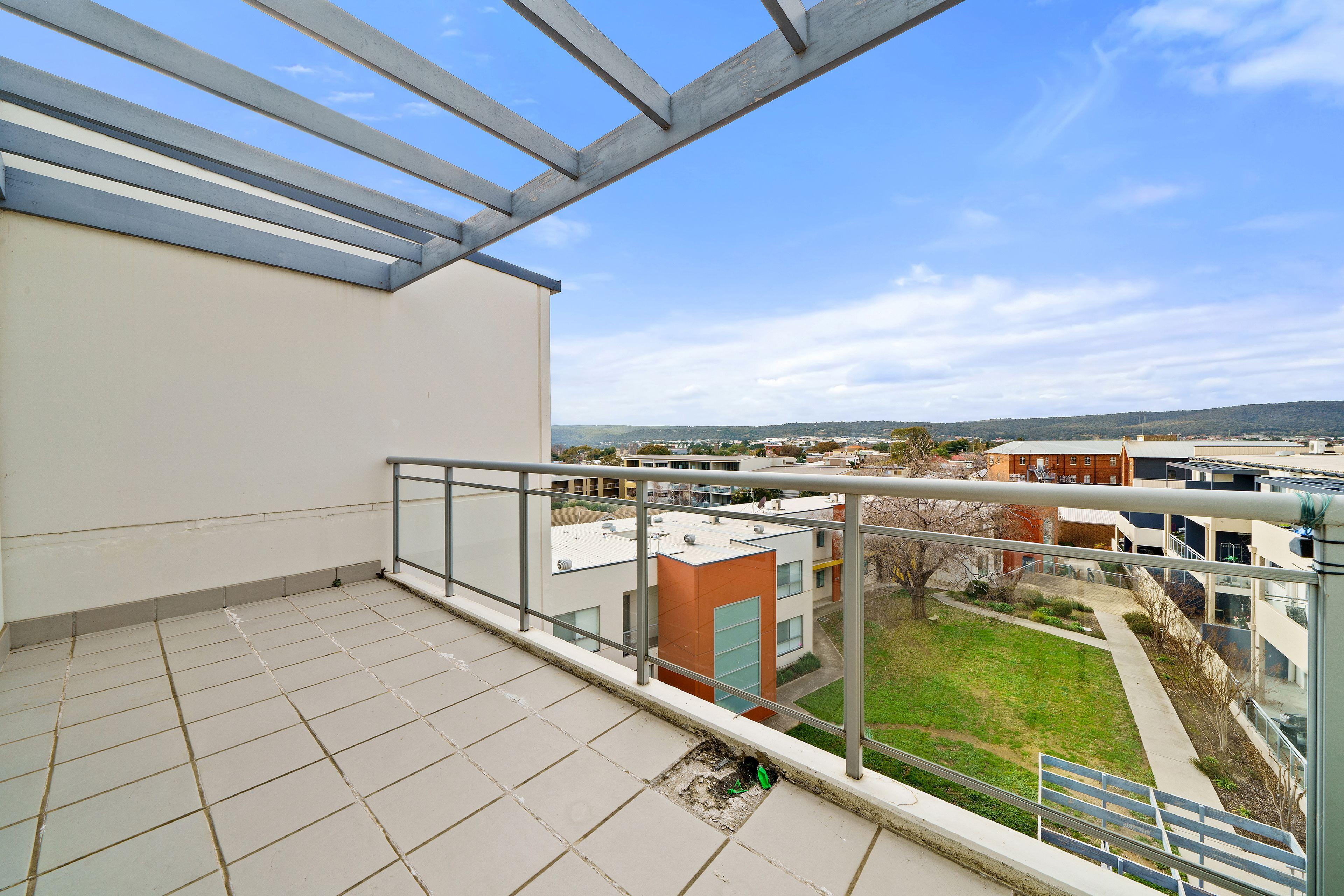 Spacious Living Close to CBD