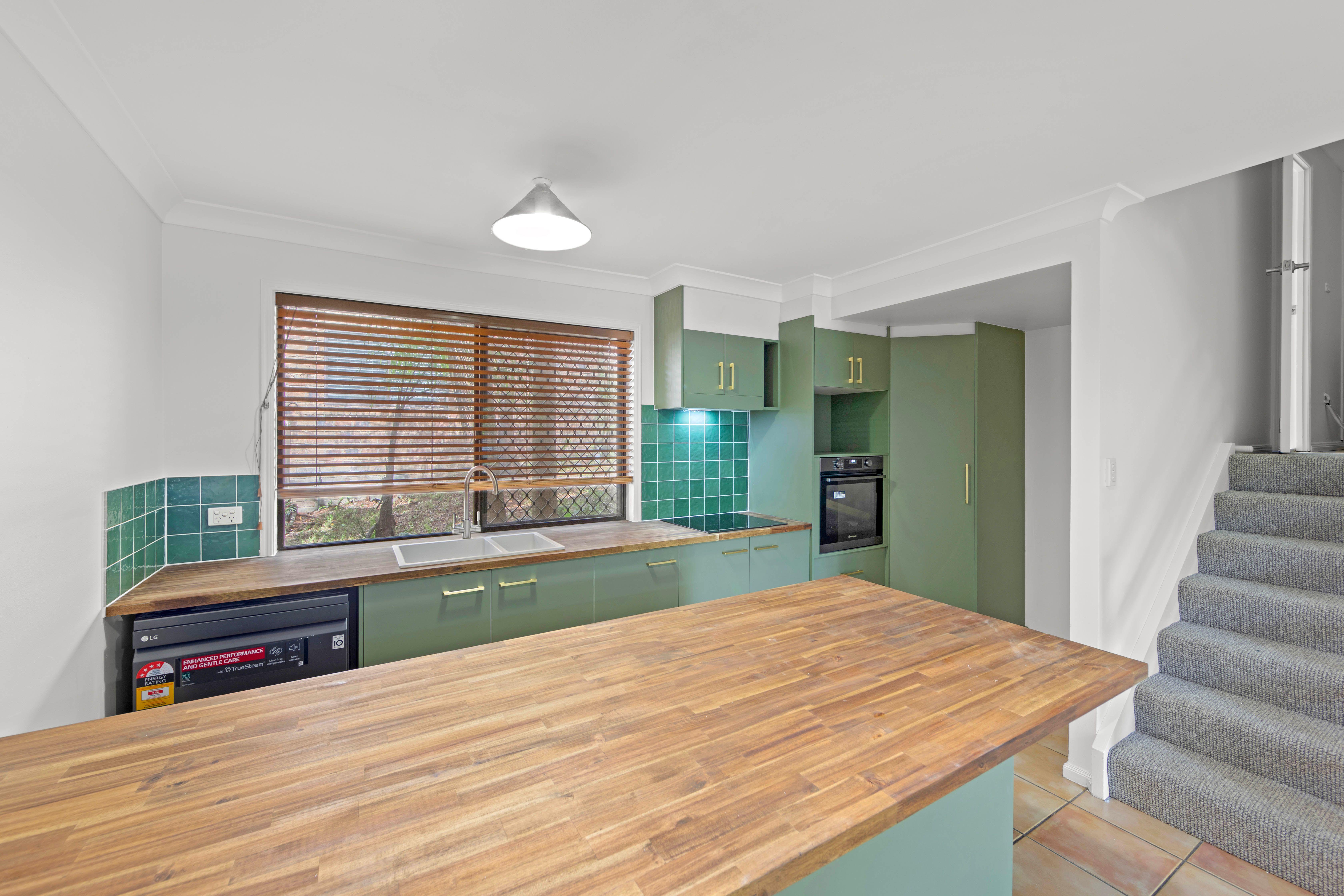 Prop-GPT: Townhouse: QLD Mudgeeraba, QLD 4213 Home For Rent