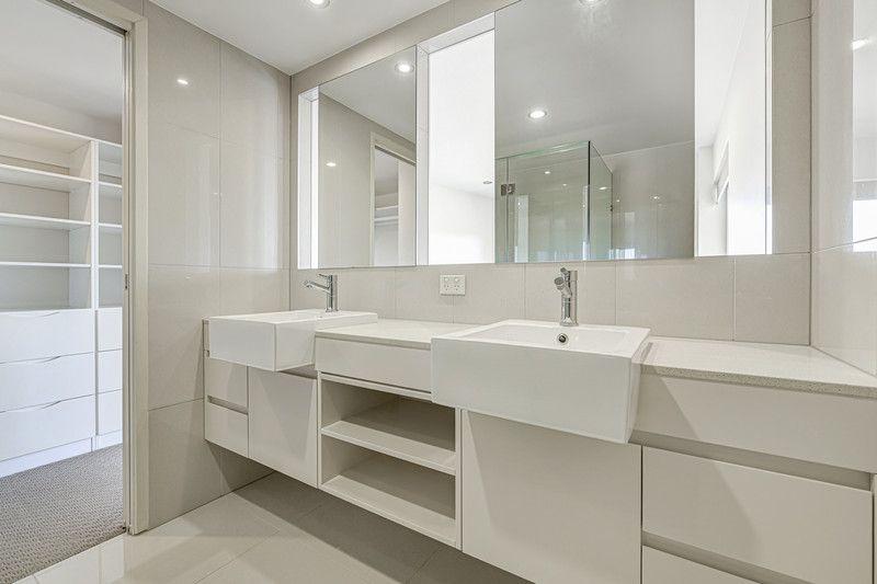 EXECUTIVE TOP FLOOR, RIVER SIDE APARTMENT WITH PRIVATE TERRACE