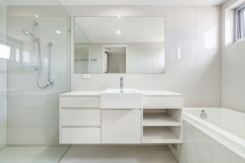 EXECUTIVE TOP FLOOR, RIVER SIDE APARTMENT WITH PRIVATE TERRACE