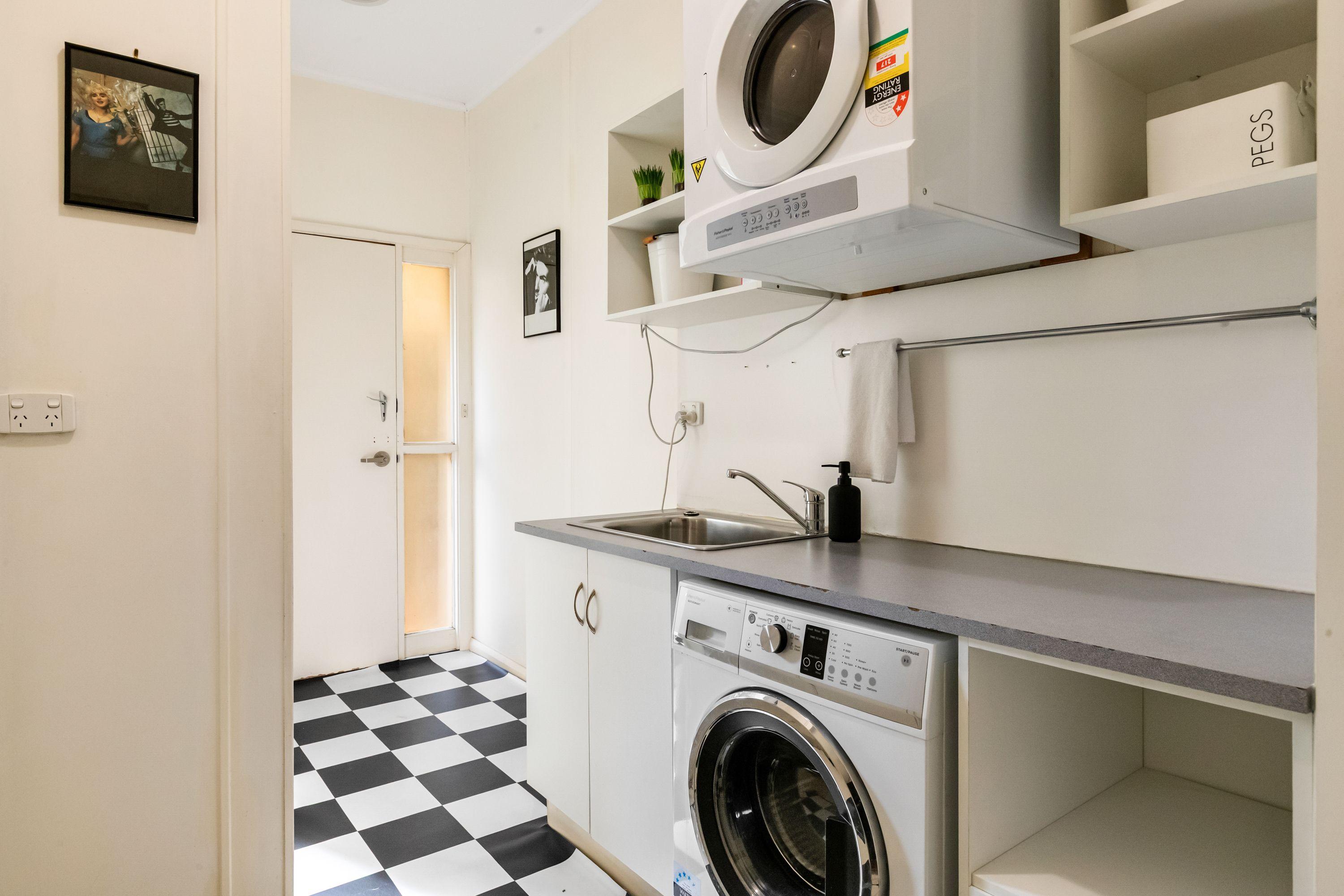FULLY FURNISHED PROPERTY IN HEART OF TOWN