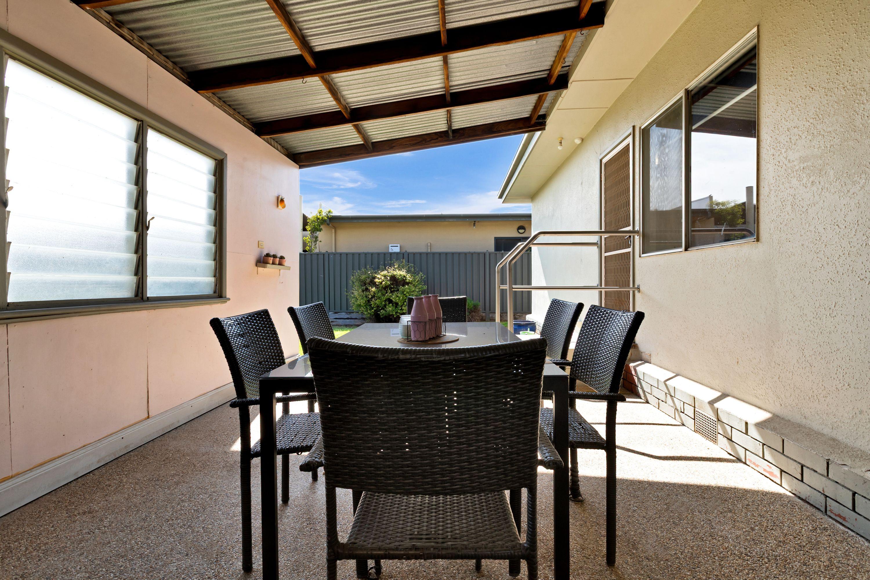 FULLY FURNISHED PROPERTY IN HEART OF TOWN