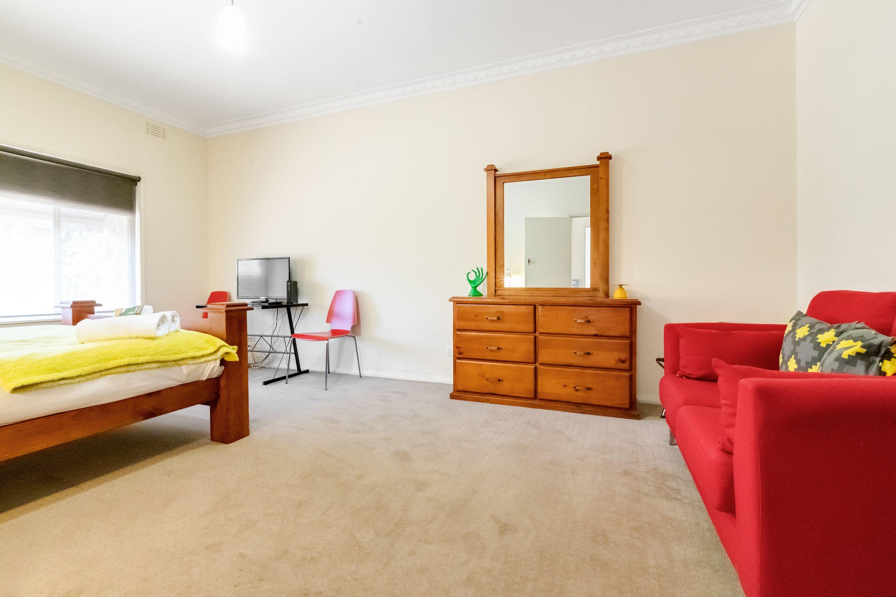 FULLY FURNISHED PROPERTY IN HEART OF TOWN