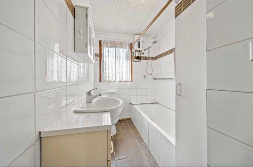 CONVENIENTLY LOCATED FAMILY HOME!