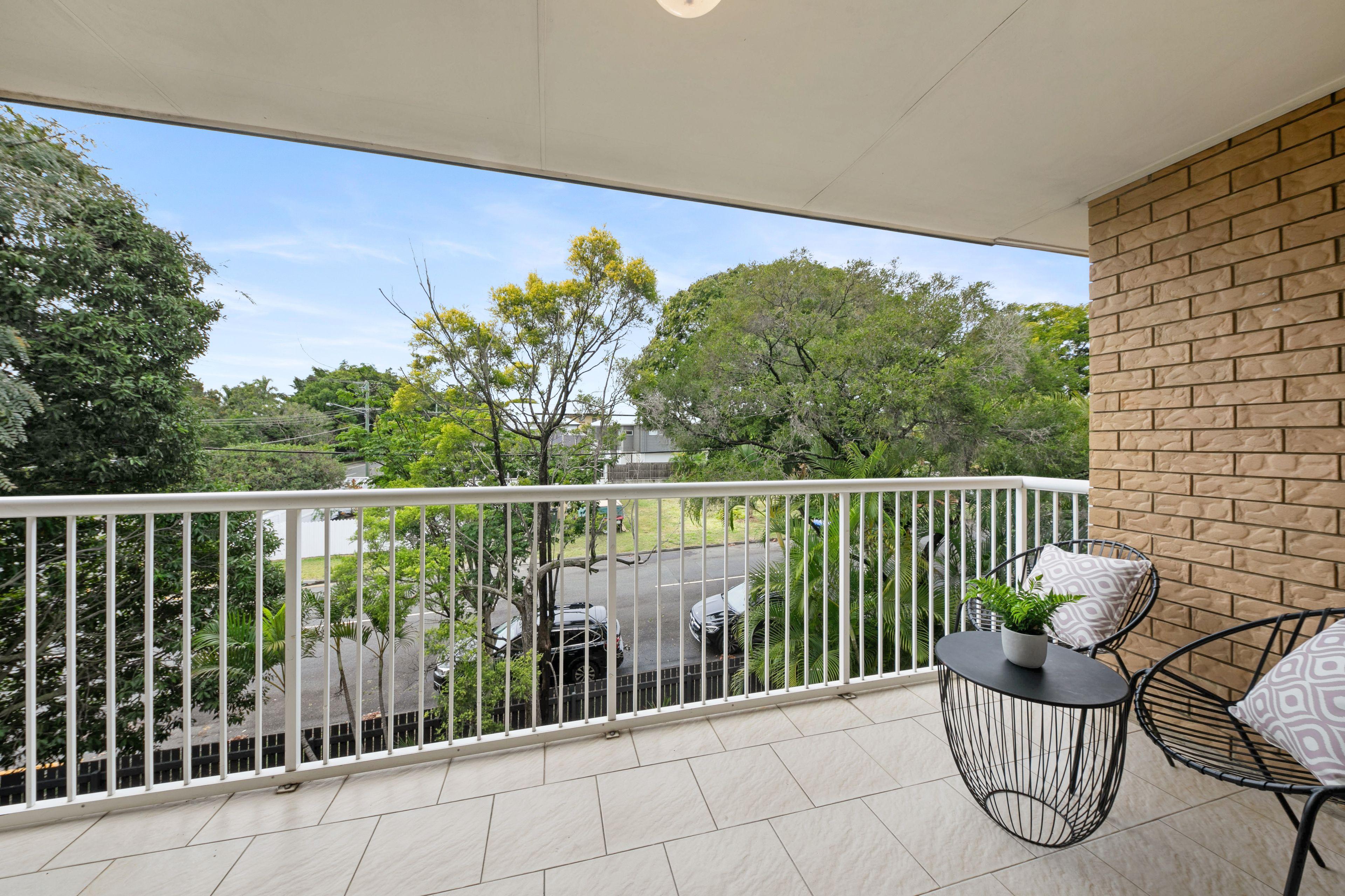 Top floor. Renovated. Secure.