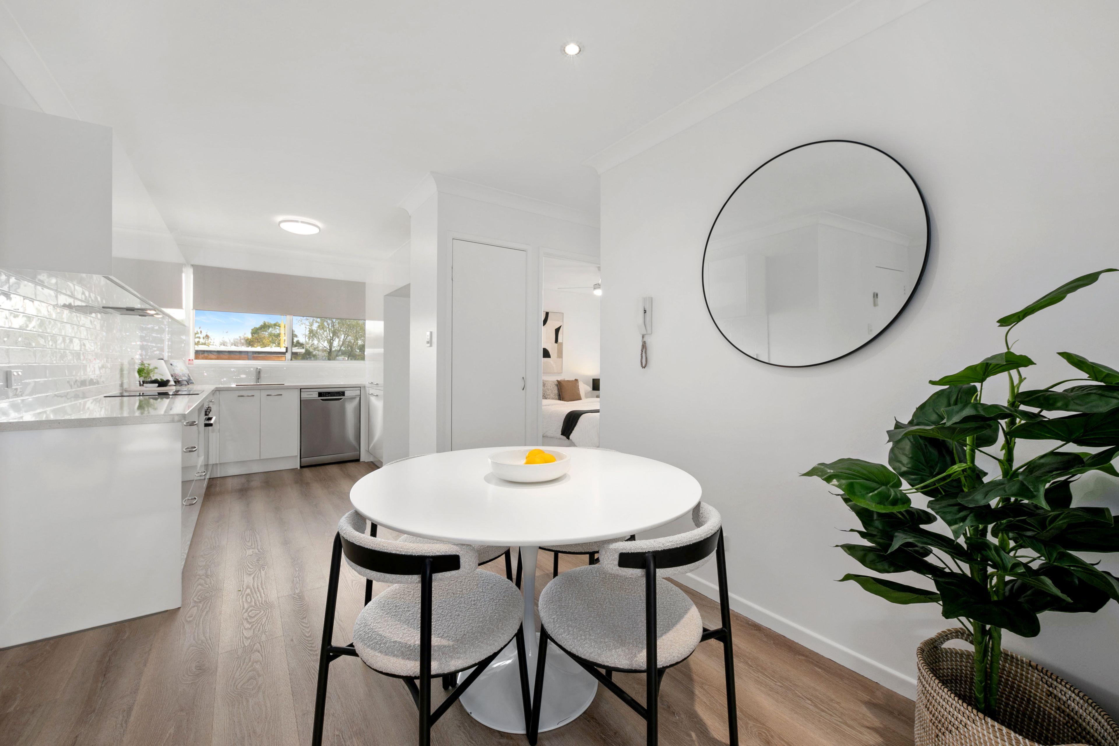 Top floor. Renovated. Secure.