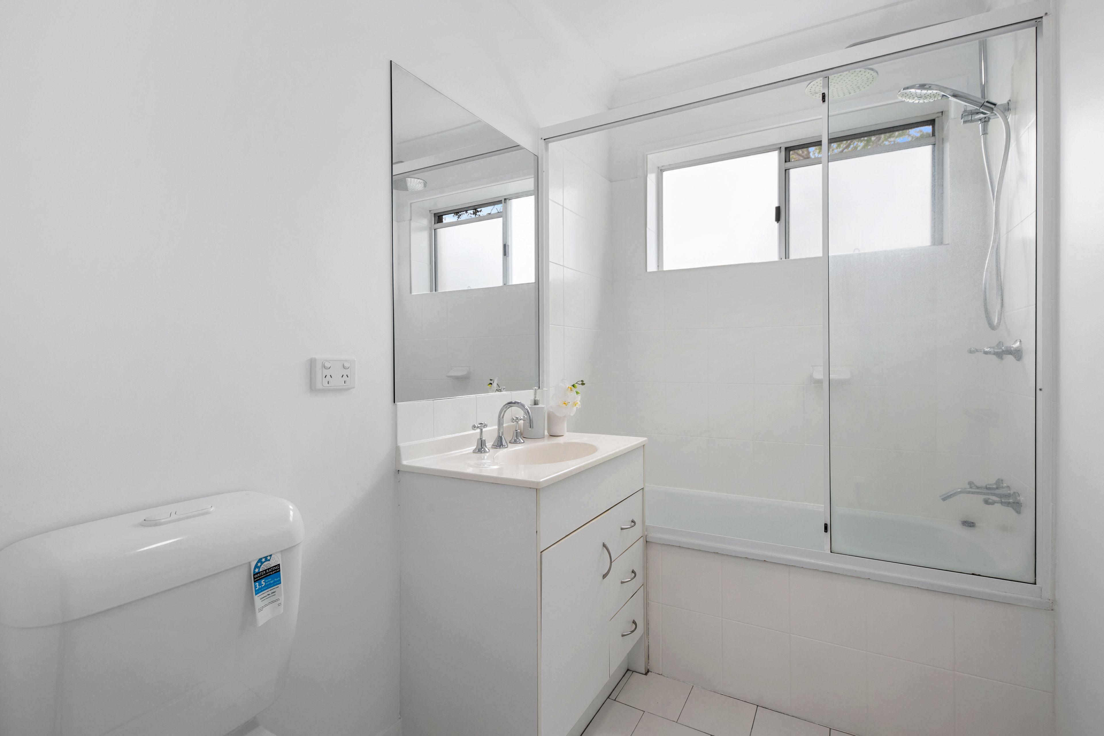 Top floor. Renovated. Secure.