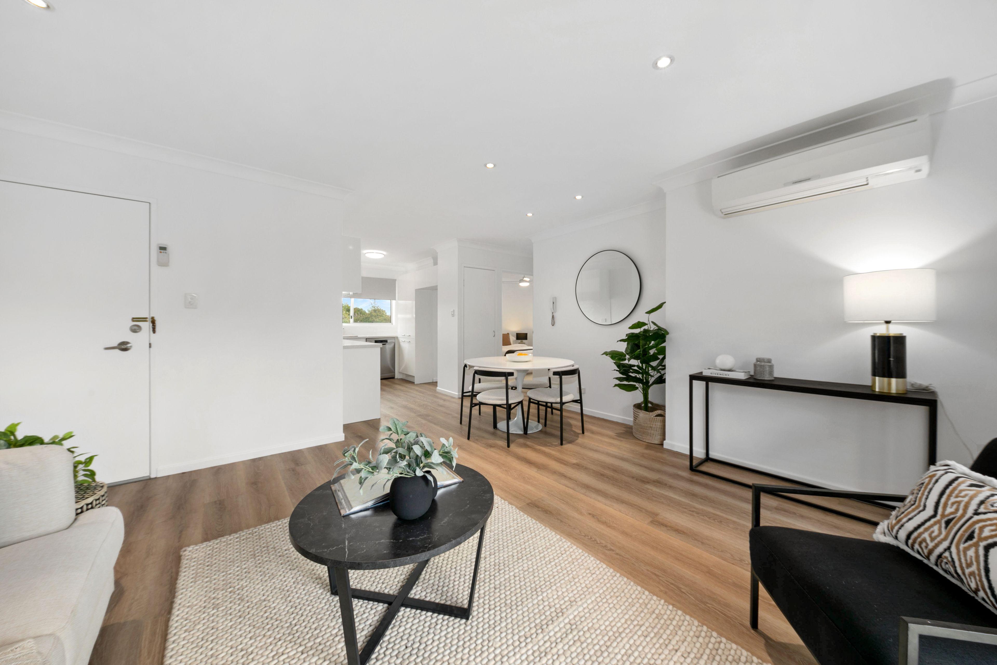 Top floor. Renovated. Secure.