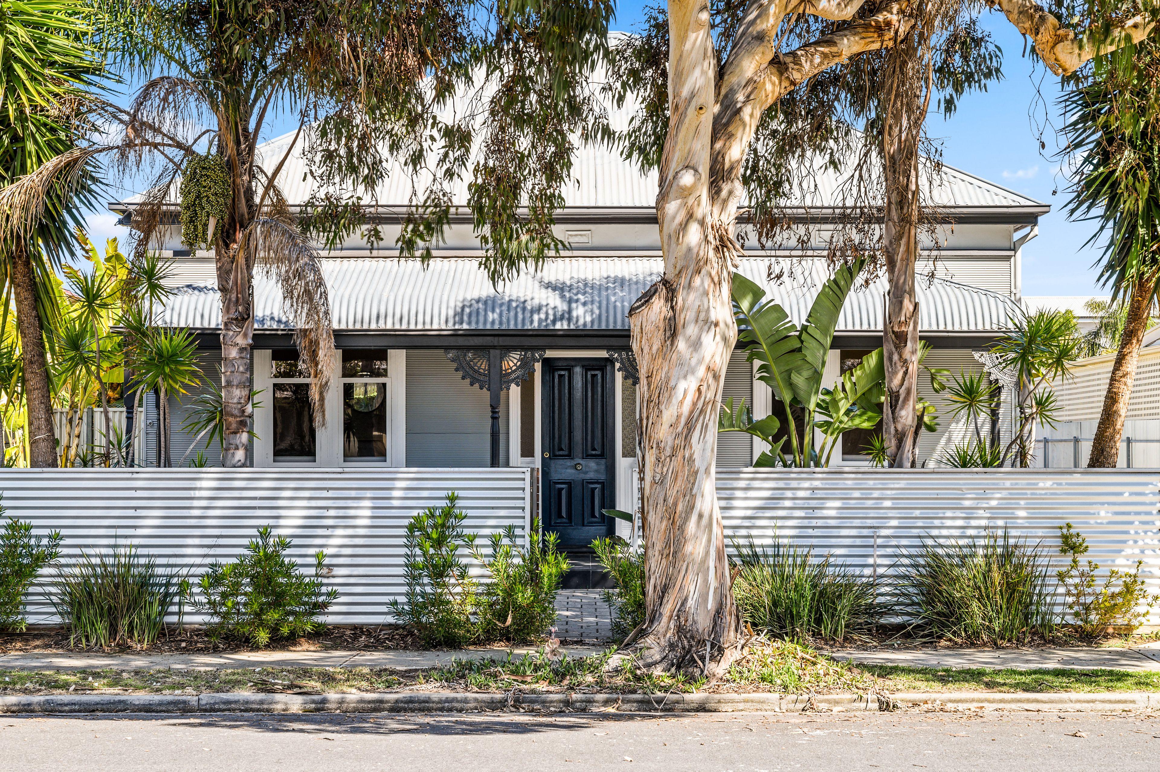 CHARACTER VILLA IN BEACHSIDE SUBURB!