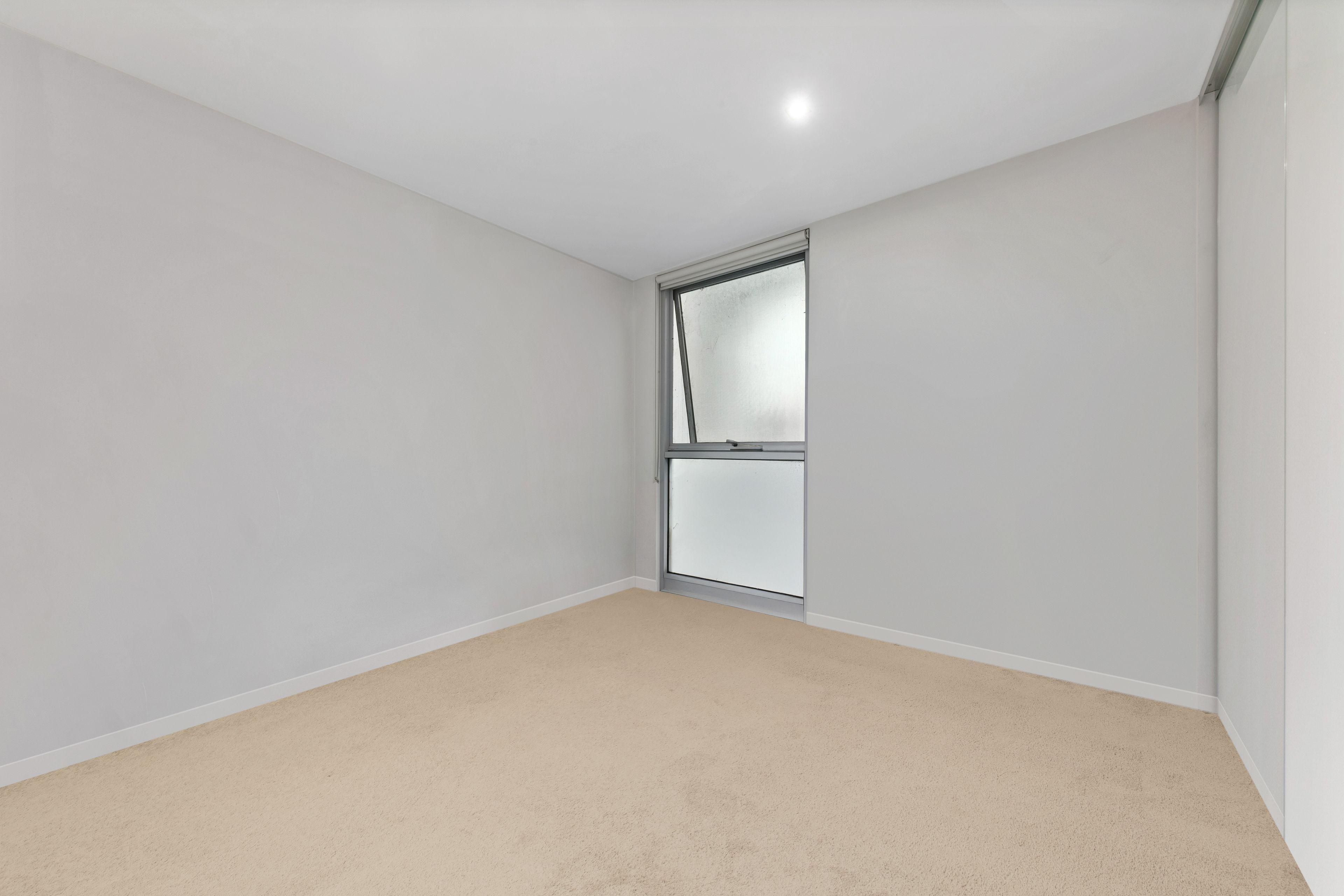 Modern 2-Bedroom Apartment with Courtyard & Parking