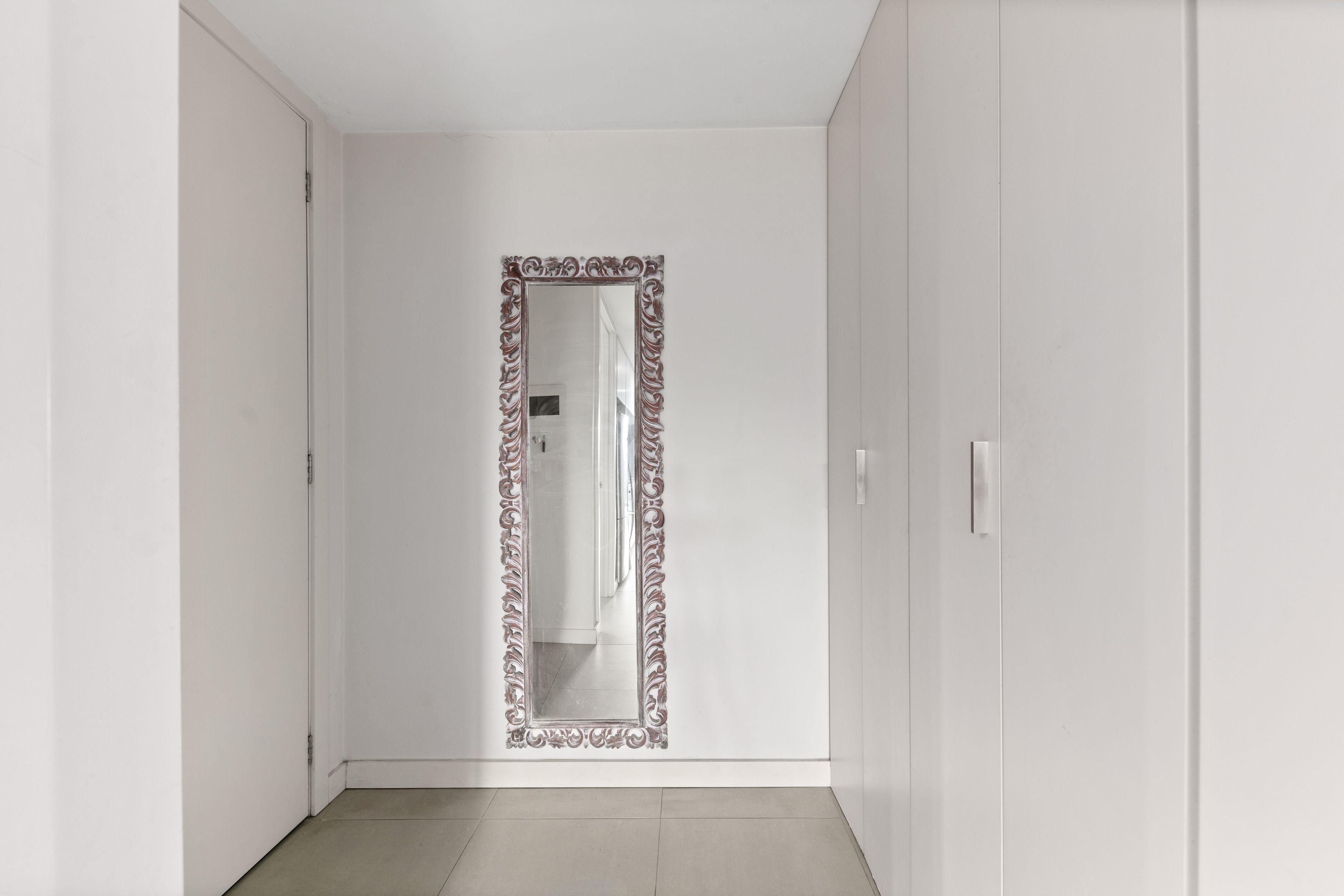 Modern 2-Bedroom Apartment with Courtyard & Parking