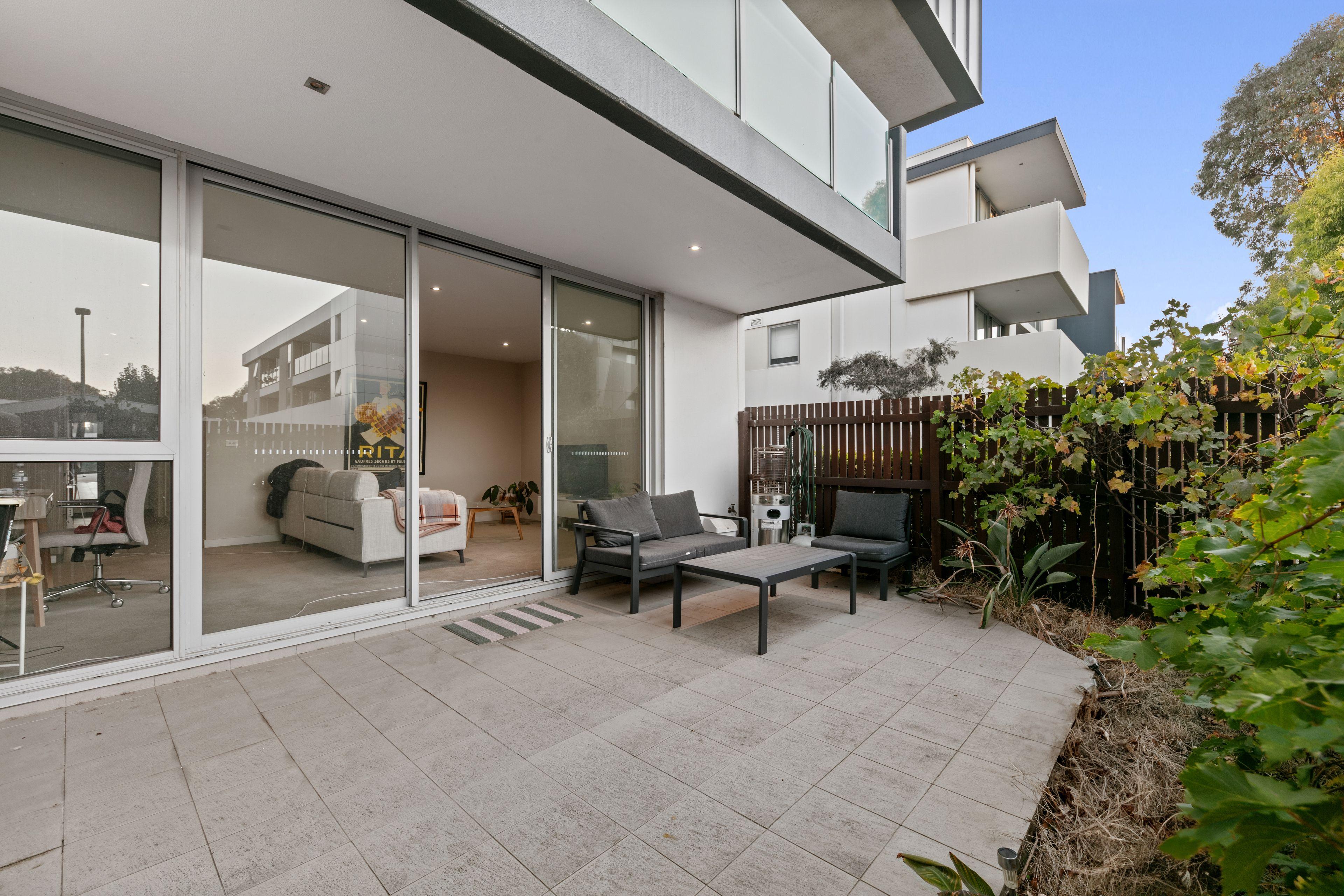 Modern 2-Bedroom Apartment with Courtyard & Parking