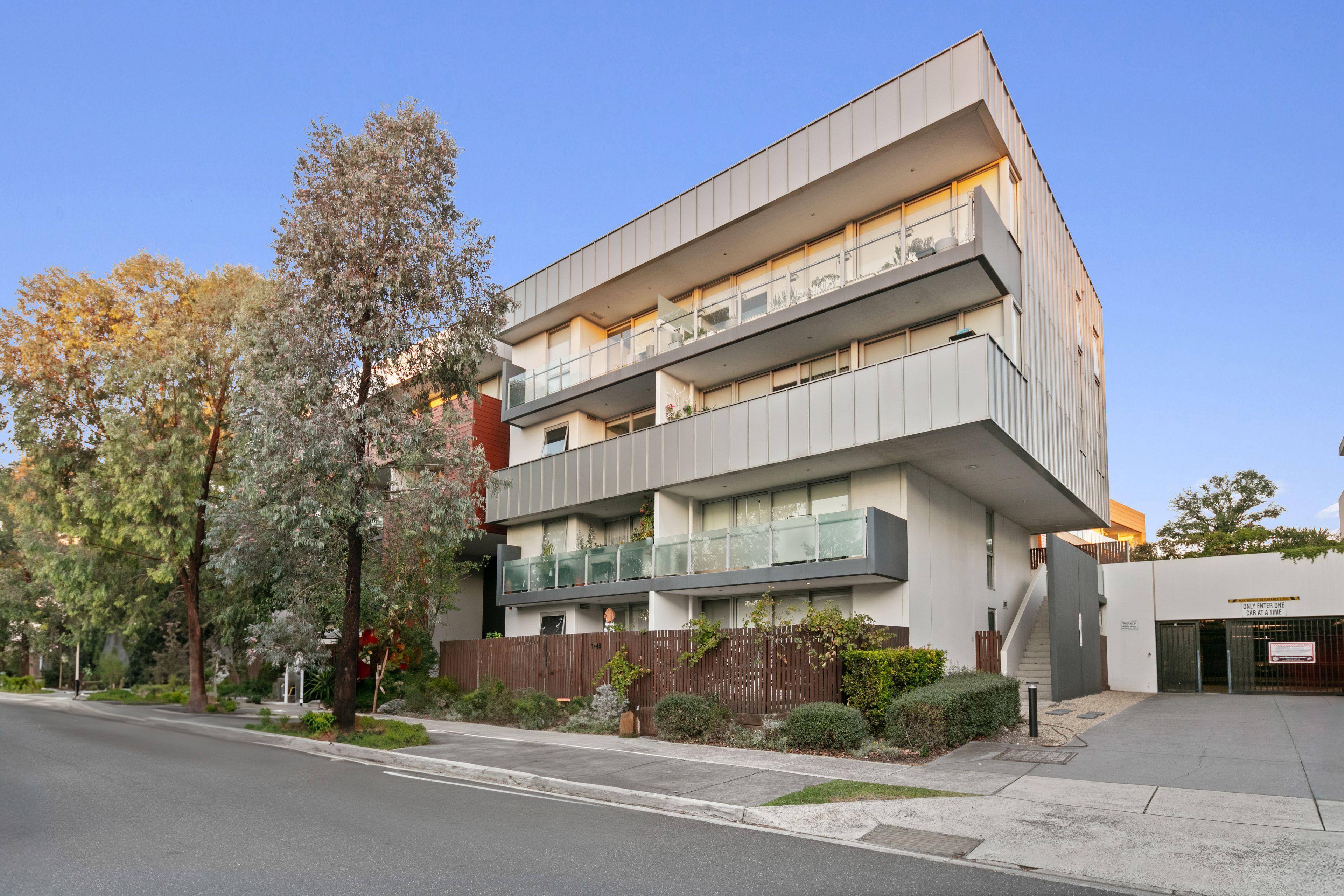 Modern 2-Bedroom Apartment with Courtyard & Parking