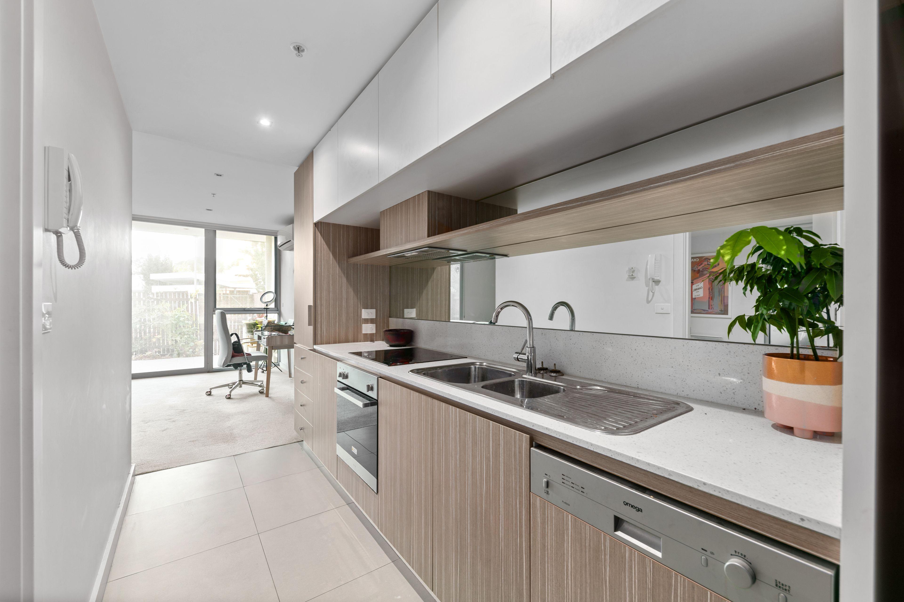 Modern 2-Bedroom Apartment with Courtyard & Parking