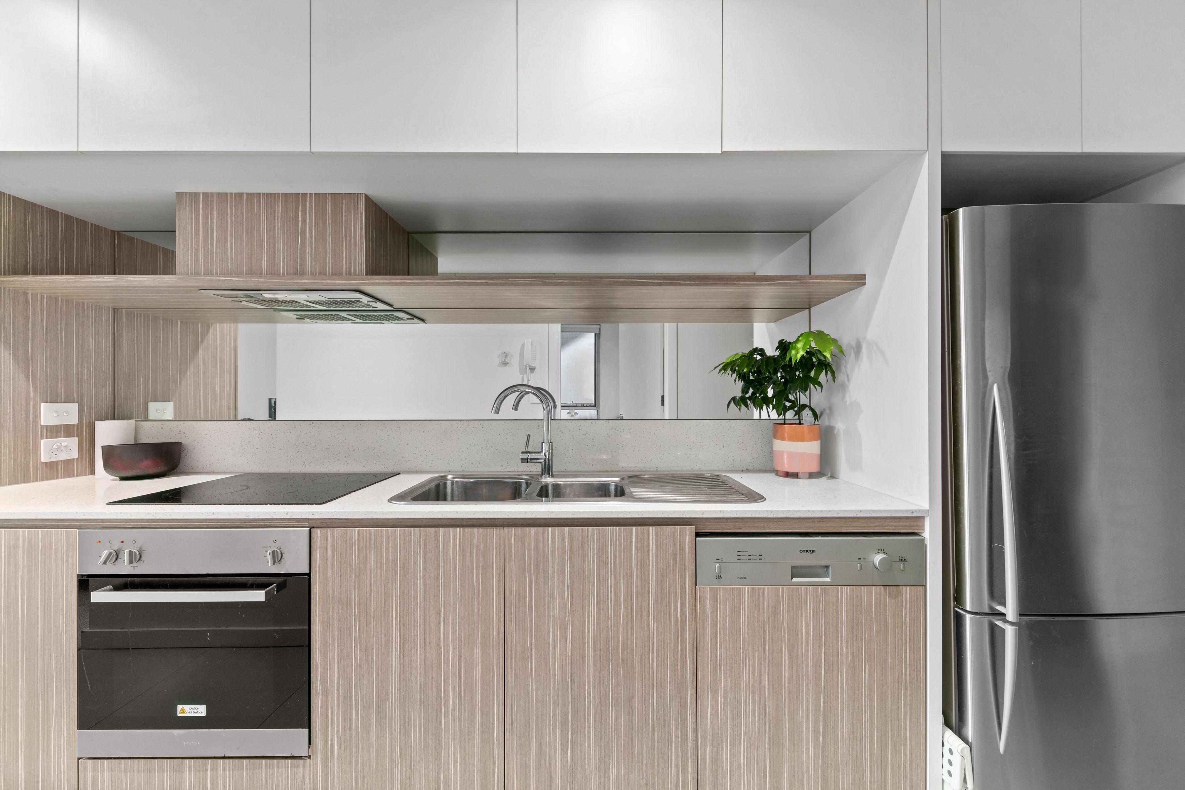 Modern 2-Bedroom Apartment with Courtyard & Parking