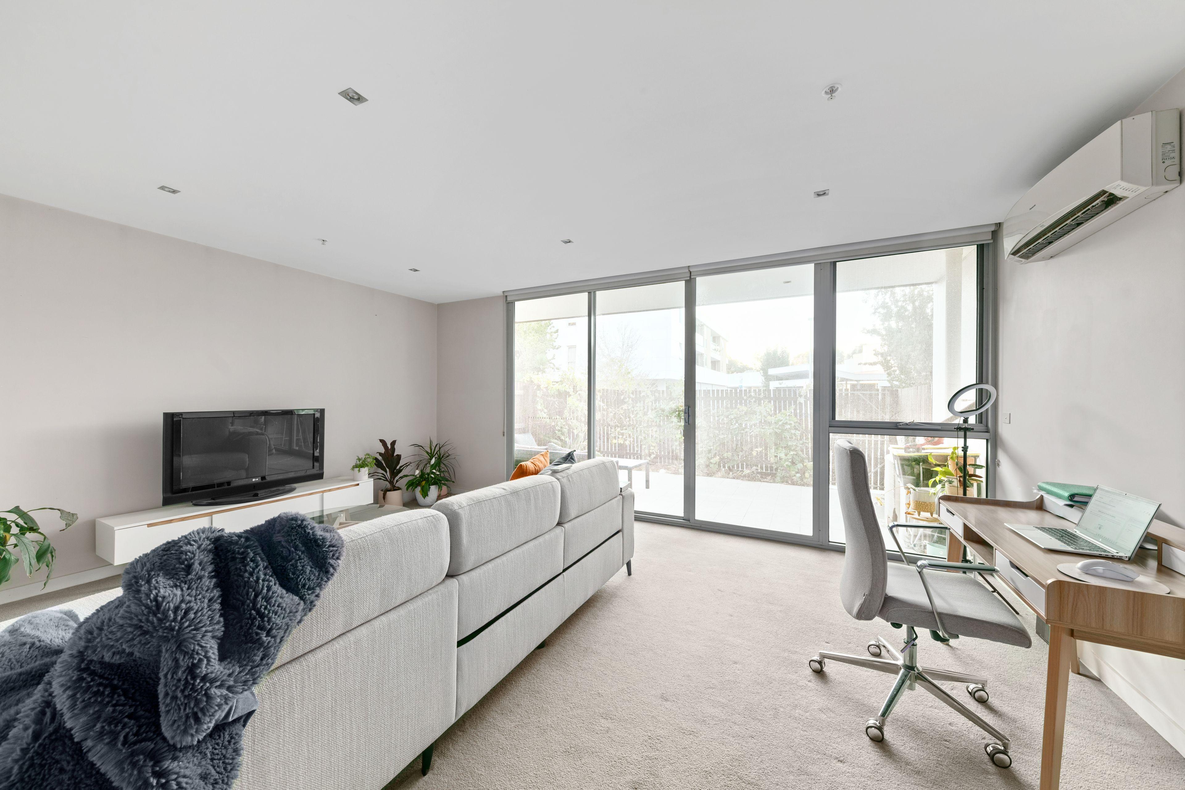 Modern 2-Bedroom Apartment with Courtyard & Parking