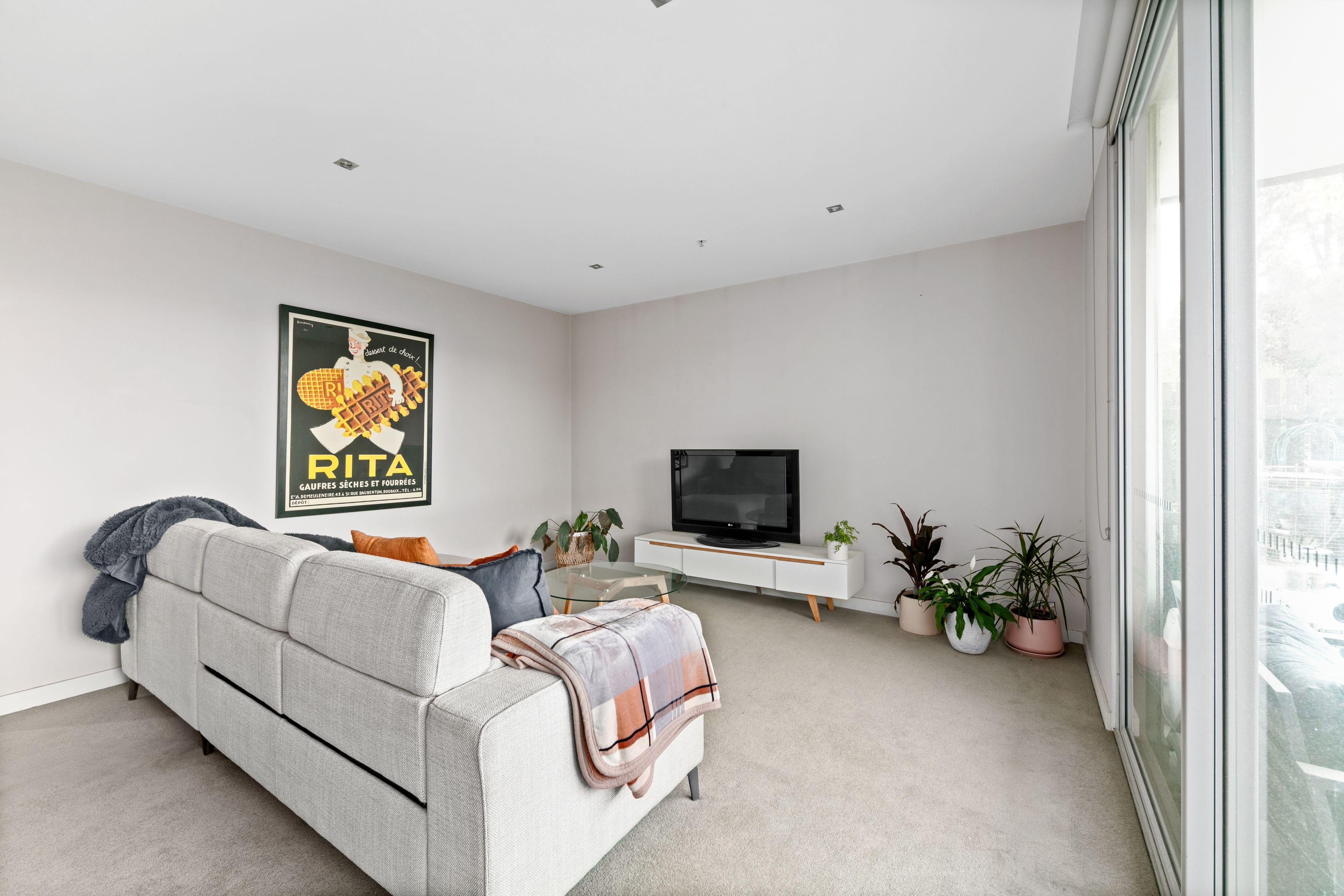 Modern 2-Bedroom Apartment with Courtyard & Parking