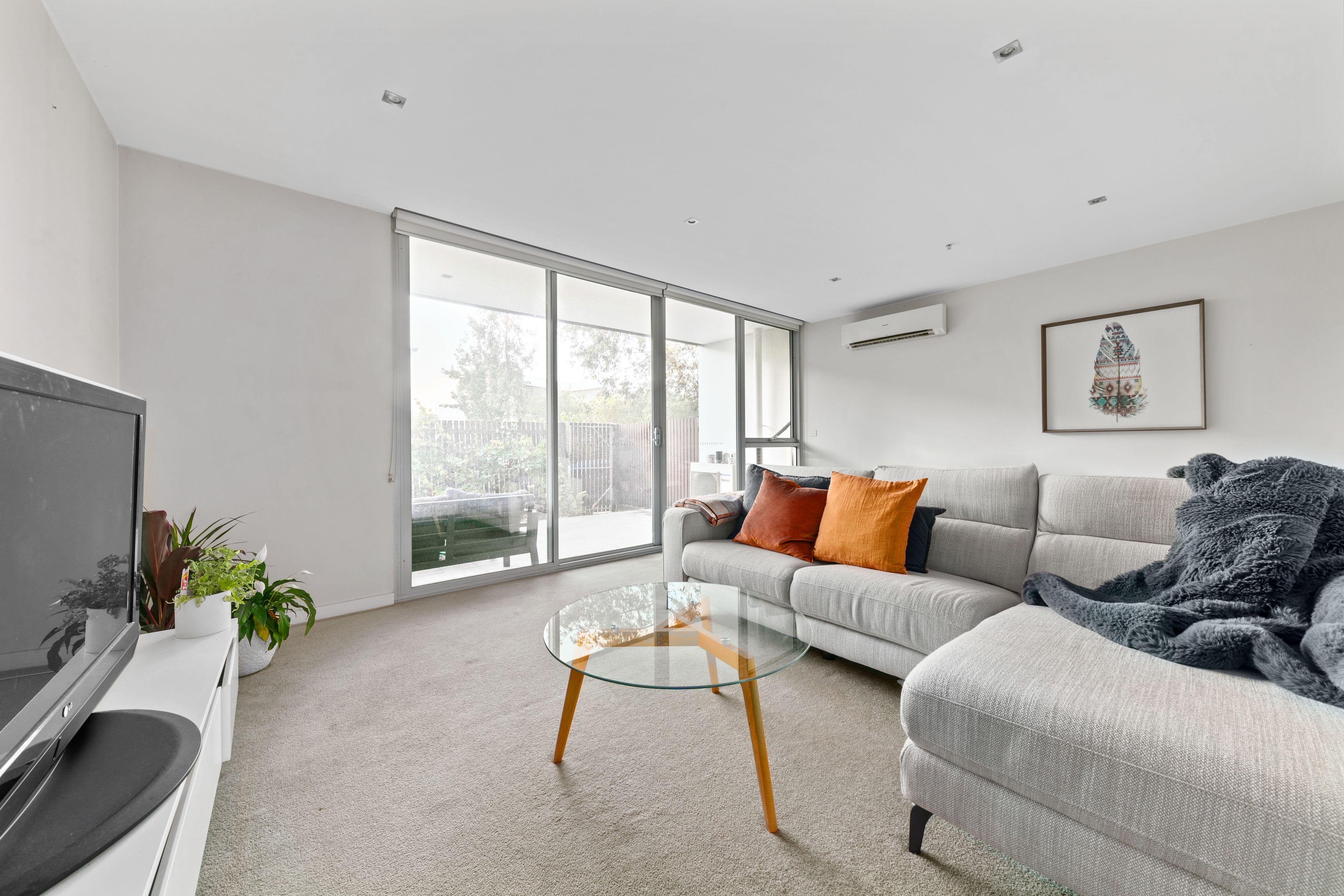 Modern 2-Bedroom Apartment with Courtyard & Parking