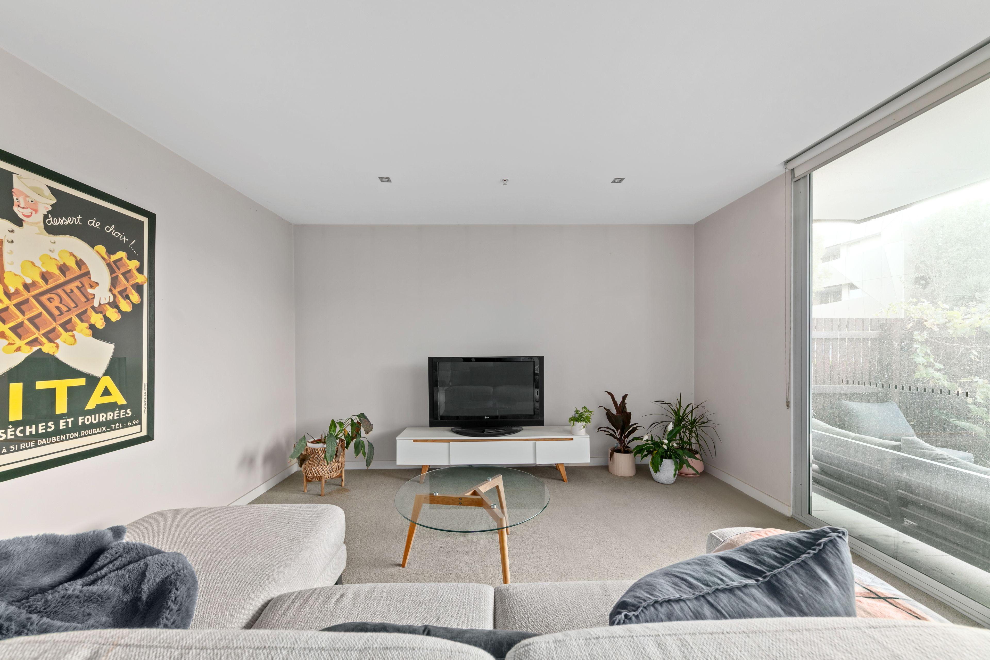 Modern 2-Bedroom Apartment with Courtyard & Parking