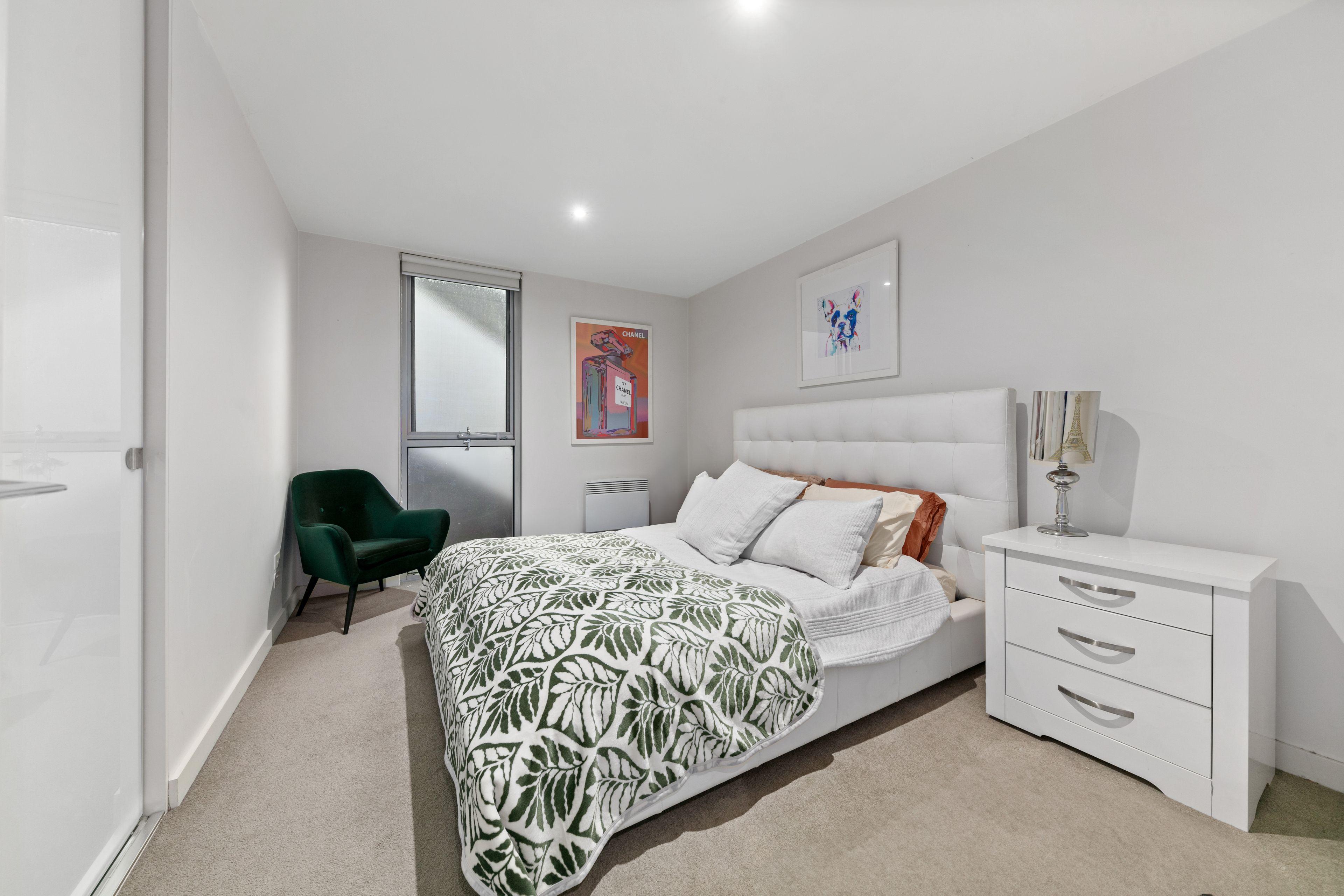 Modern 2-Bedroom Apartment with Courtyard & Parking